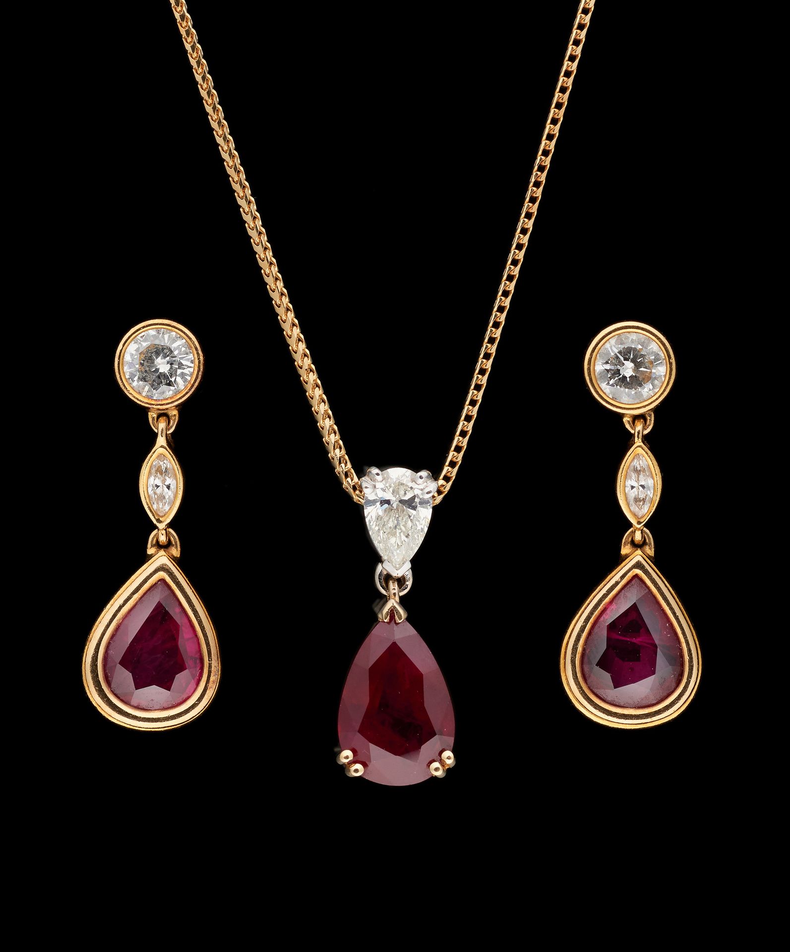 Joaillerie. 珠宝：拍品包括一对耳环和一条吊坠项链，镶有梨形切割的非洲红宝石，重达+/-7克拉，钻石重达+/-1.80克拉。