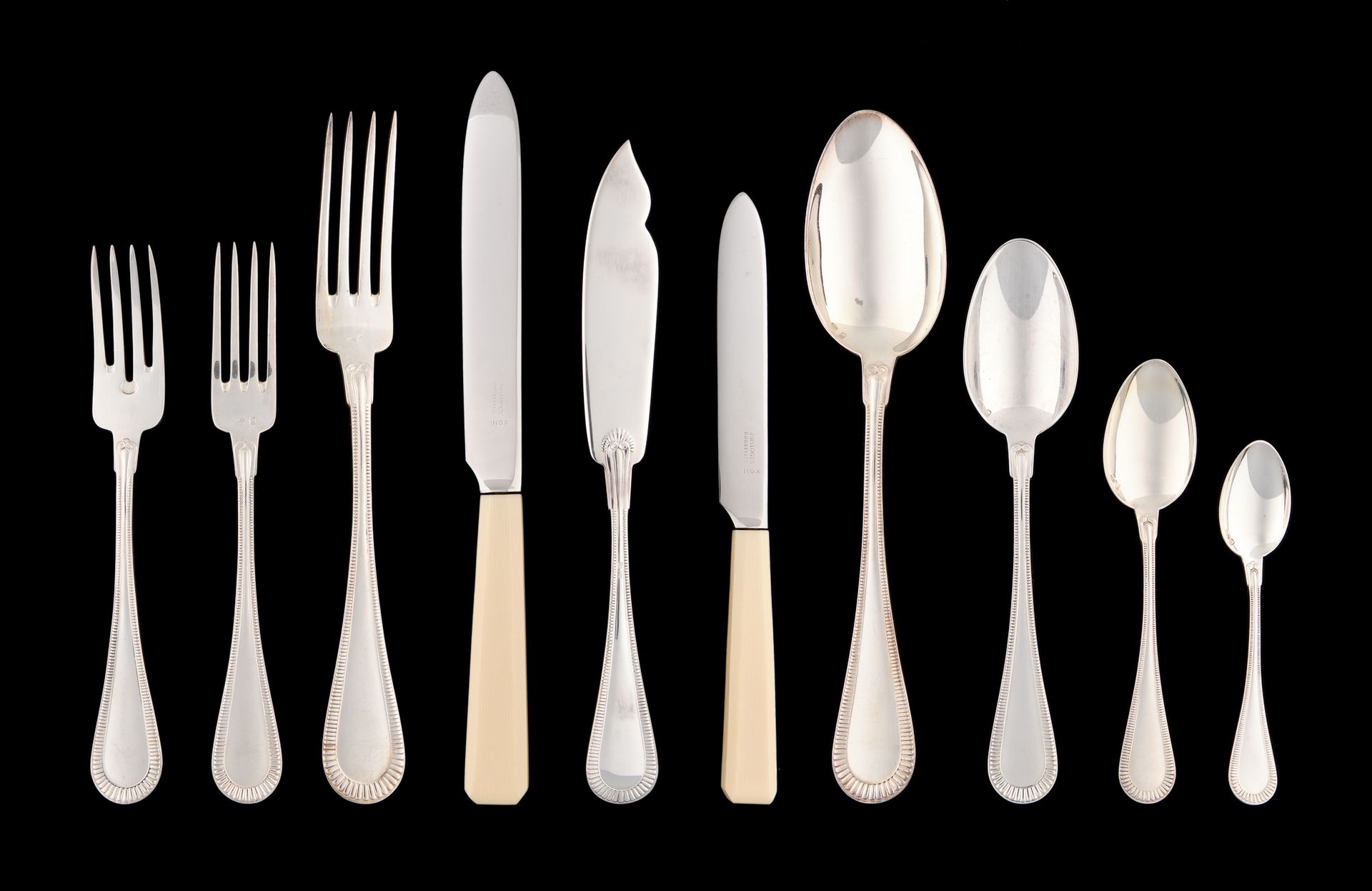 Wolfers. 银质餐具：银质家用套装，由七次十二个餐具组成。

沃尔夫斯印记835/1.000e。

包括十二把各式各样的镀银鱼刀和二十四把非各式各样的金属&hellip;