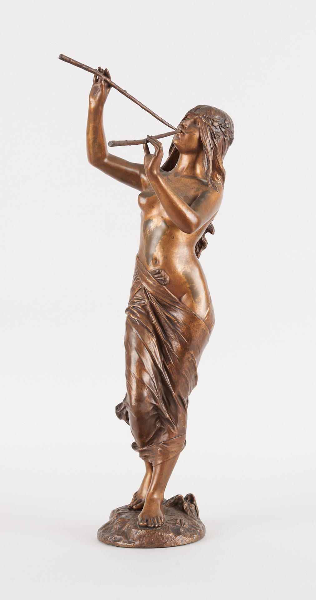 Edouard DROUOT École française (1859-1945) 带有奖章铜锈的青铜雕塑：长笛手。

签名：E.德鲁奥。

(对铜绿的改变)&hellip;