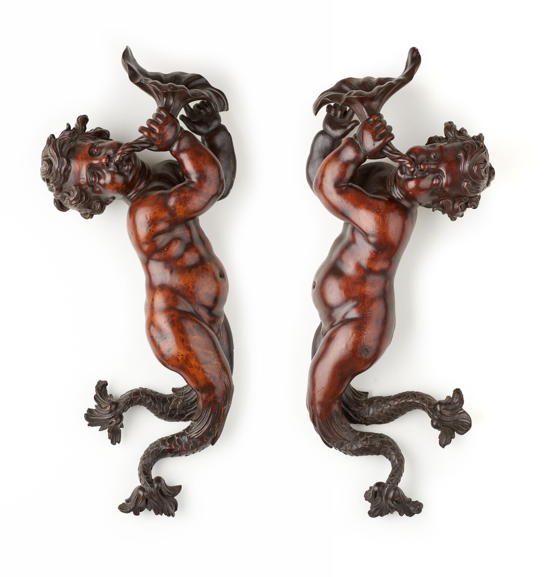 Travail italien 18e. Wooden sculptures (set of two): Tritons sounding a horn.

(&hellip;