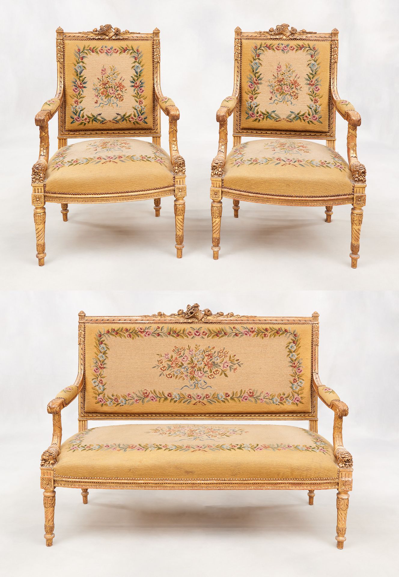 De style Louis XVI. 家具：客厅由一张沙发和四把扶手椅组成，沙发是镀金的木头，上面有一个玉米花，座椅和椅背上有小点的挂毯，上面有花纹的卷轴。