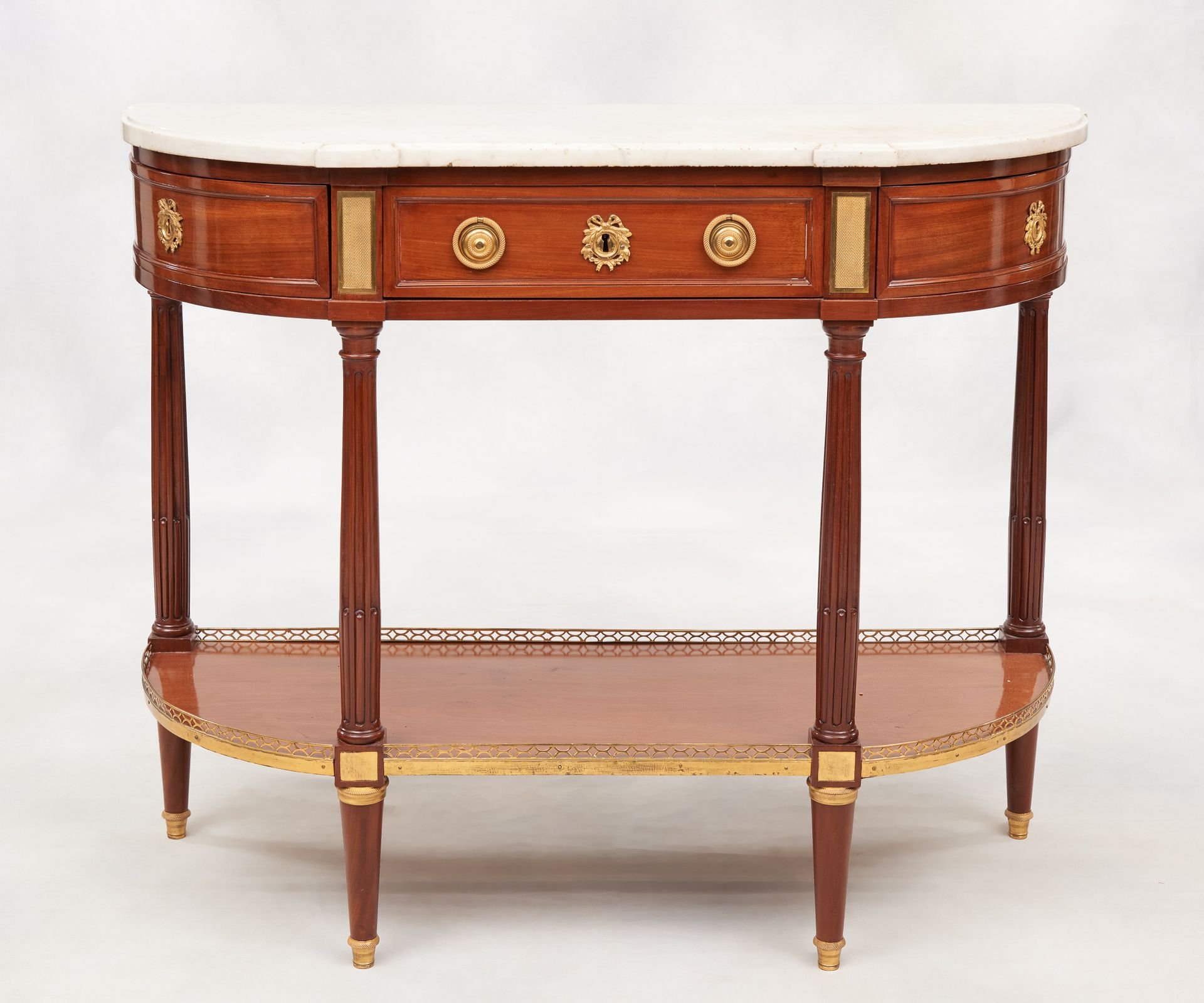 D'époque Louis XVI. Piece of furniture: Mahogany half-moon console with a drawer&hellip;