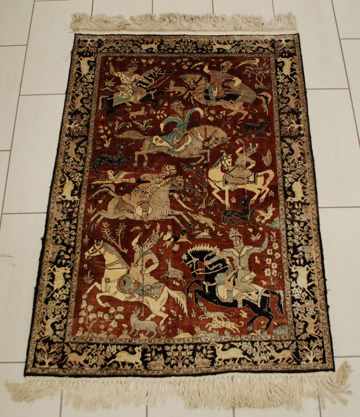 Tapis de chasse Goum en soie. Size: 158 x 114 cm.
