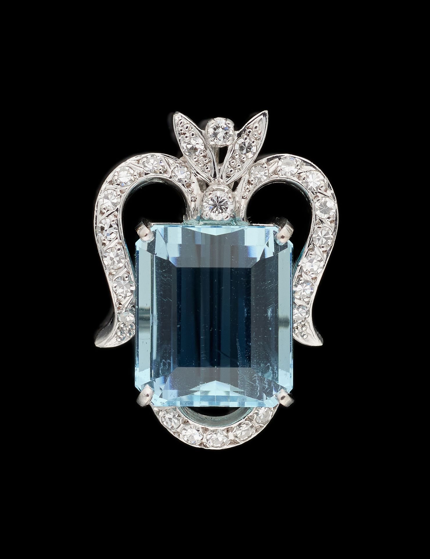 Joaillerie. 珠宝：铂金吊坠，镶有16克拉以上的巴西海蓝宝石和1.10克拉以上的老式切割钻石。

尺寸：2,9 x 2,1厘米。