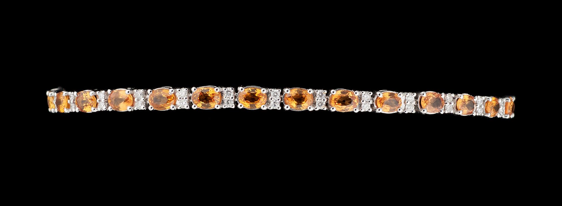 Travail contemporain. 珠宝：白金手镯，镶有+/- 6.20克拉的黄色蓝宝石和明亮式切割钻石。

尺寸：长：18厘米。