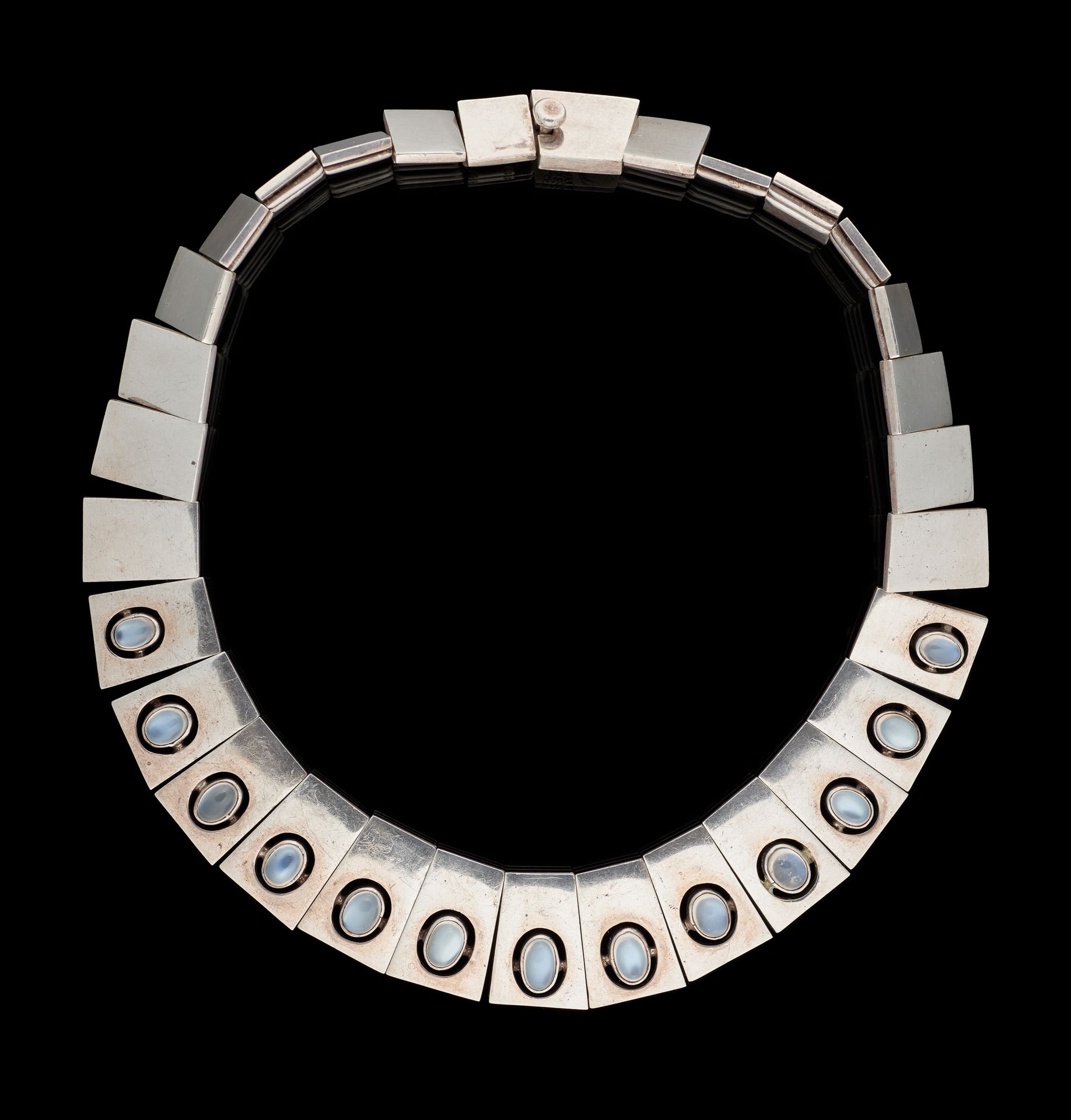 Antonio Pineda (École mexicaine). 
Joyas: Collar de plata con piedras lunares.

&hellip;