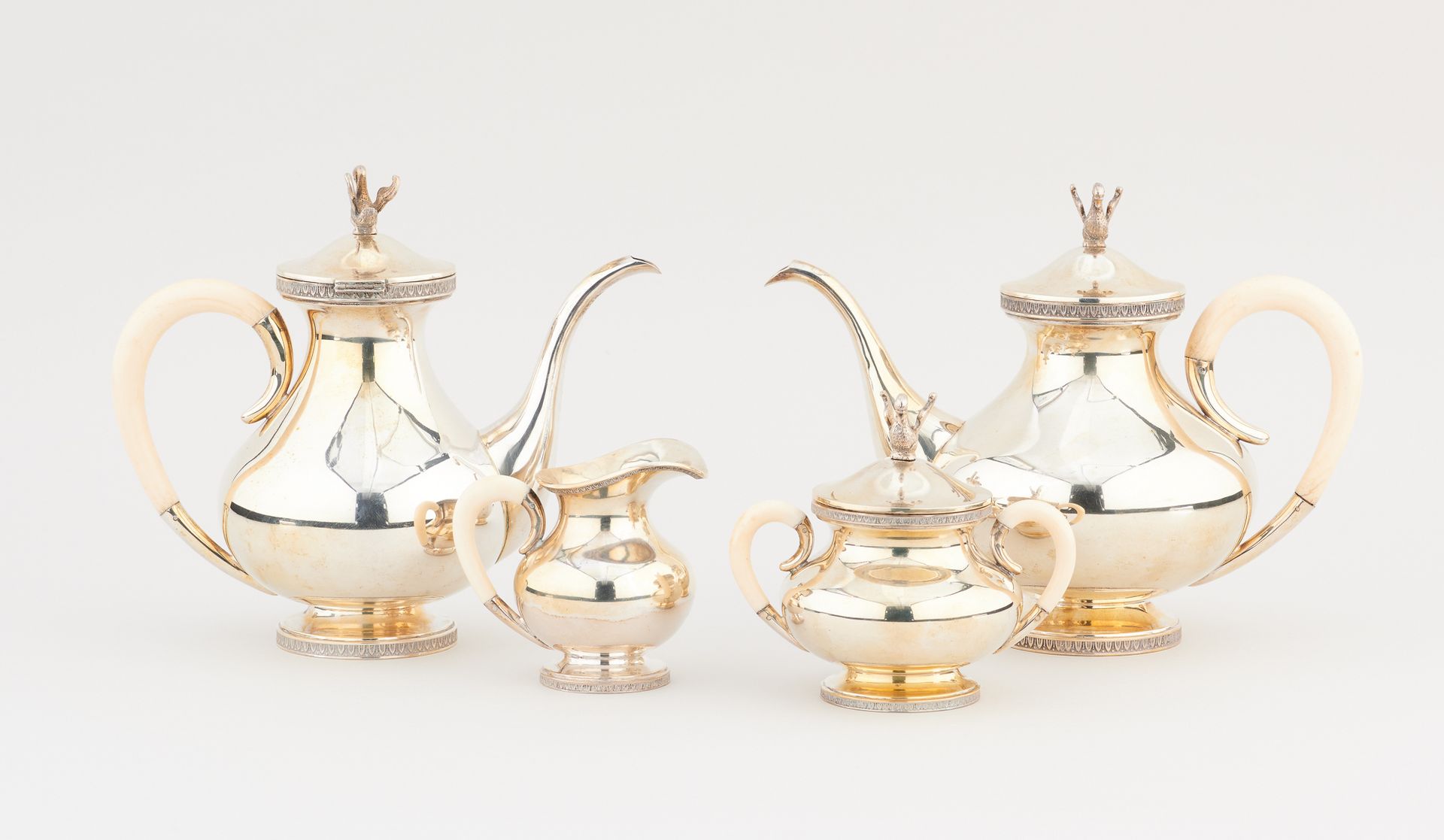 Au coq de Bruyère, travail du 20e. 银器：银制咖啡和茶具，包括一个咖啡壶，一个茶壶，一个糖碗和一个牛奶壶，有天鹅纹饰和象牙手柄&hellip;