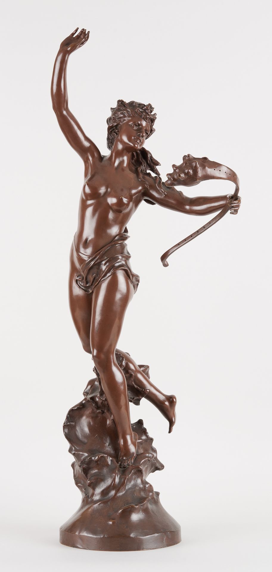 Marcel DÉBUT École française (1865-1933) 带有棕色阴影的青铜雕塑："海洋之诗"。

签名：马塞尔 首次亮相。

(乐器要&hellip;