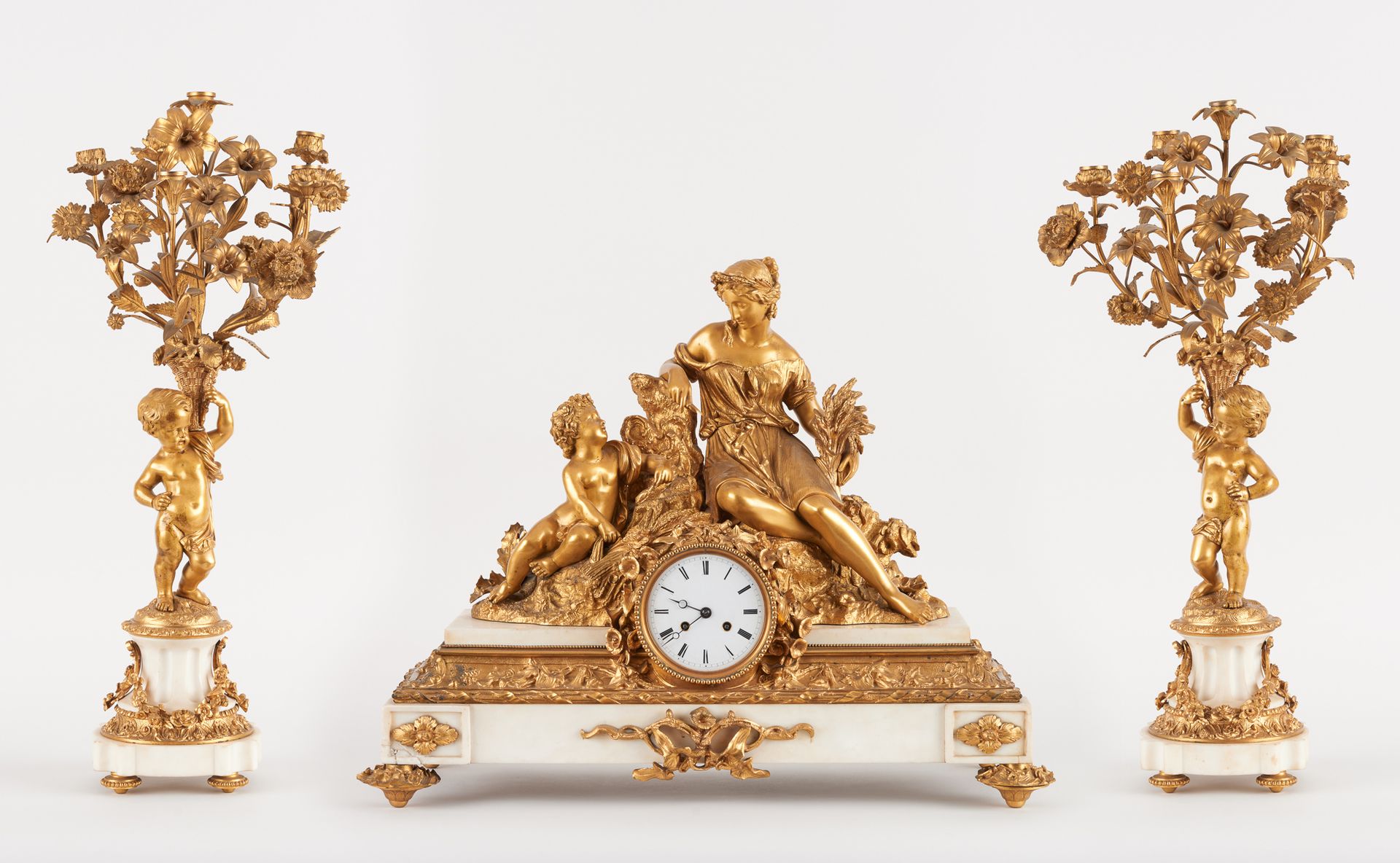 Travail français 19e. 钟表：重要的木制和大理石壁炉套装，包括一个有干草图案的时钟，两边是两个有六个光臂的烛台。

(要修复的时钟的左前角)&hellip;