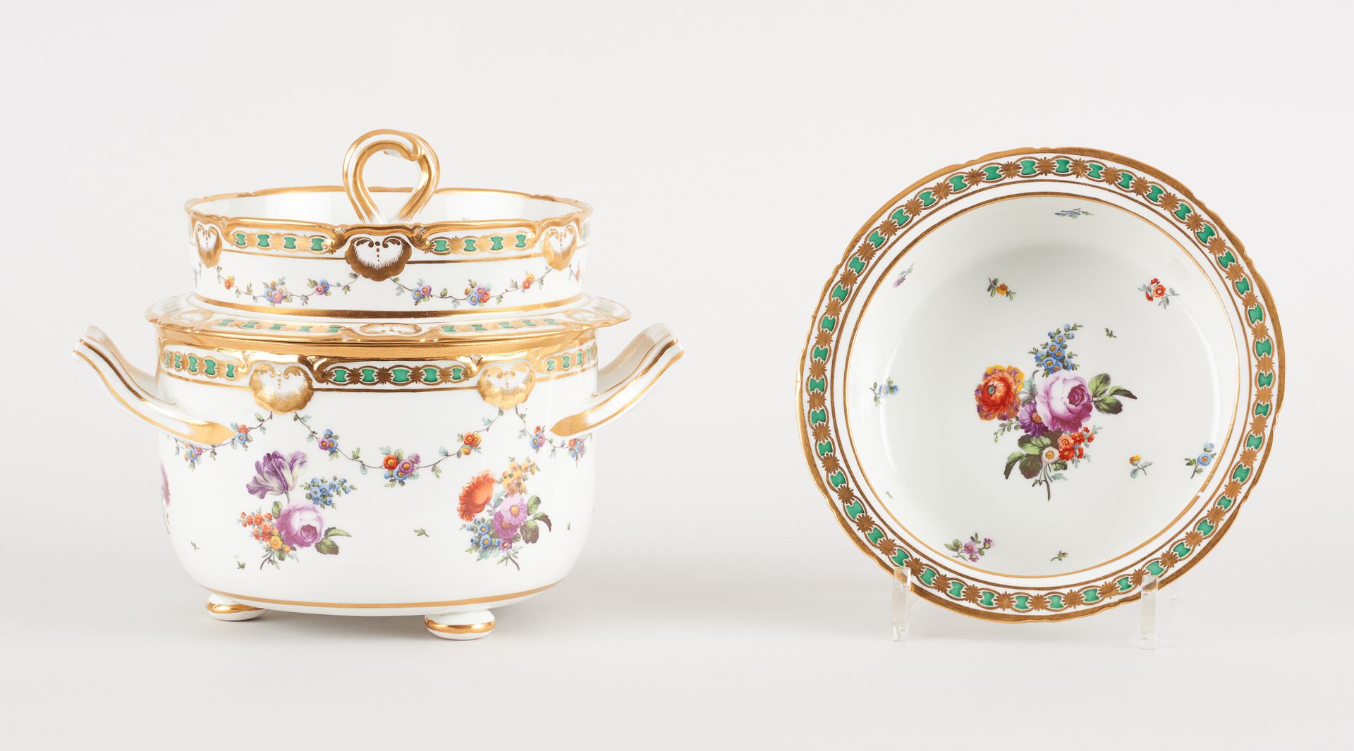 Travail viennois. 瓷器：多色瓷茶点架，用黄金强化的花卉装饰（分三件）。

作品下有蓝色的蜂巢签名。

尺寸：高：22厘米。