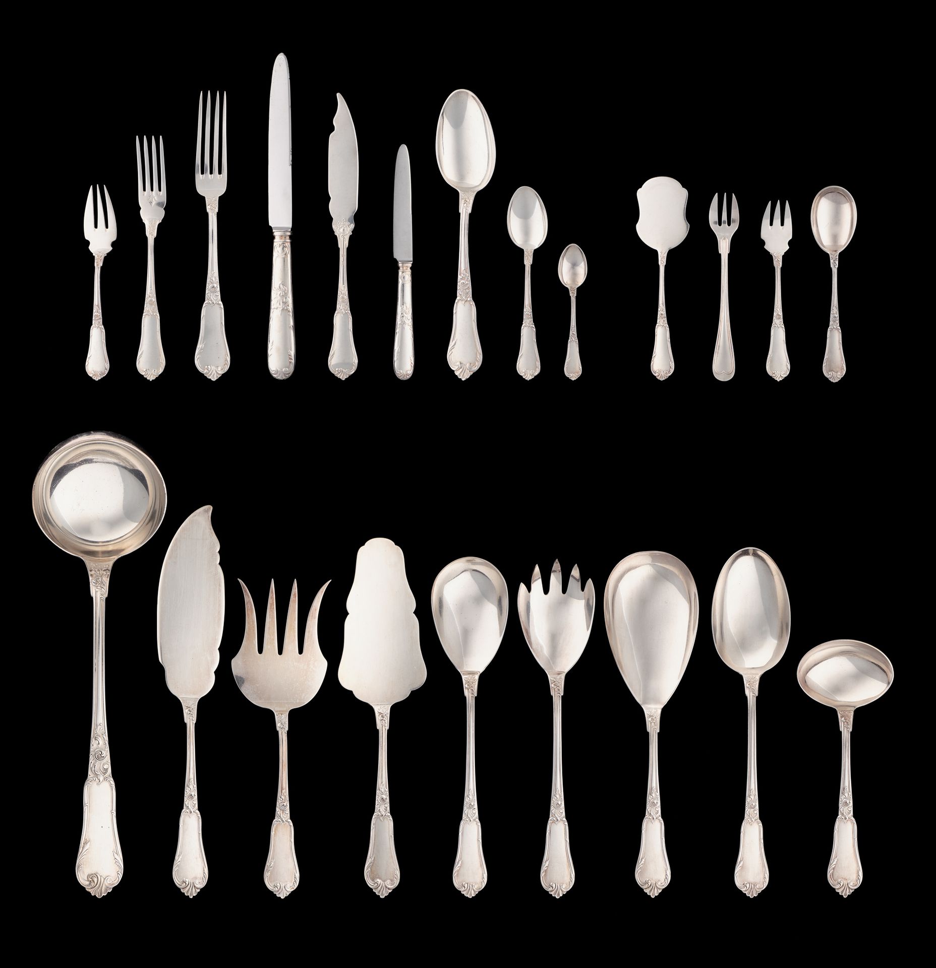 De style Louis XV. 银器：镀银家用套装，包括十八把鱼刀和十七把鱼叉，十二把叉子和十二把甜点勺，十二把大刀，十二把大叉，十二把汤勺，十二把甜点叉&hellip;