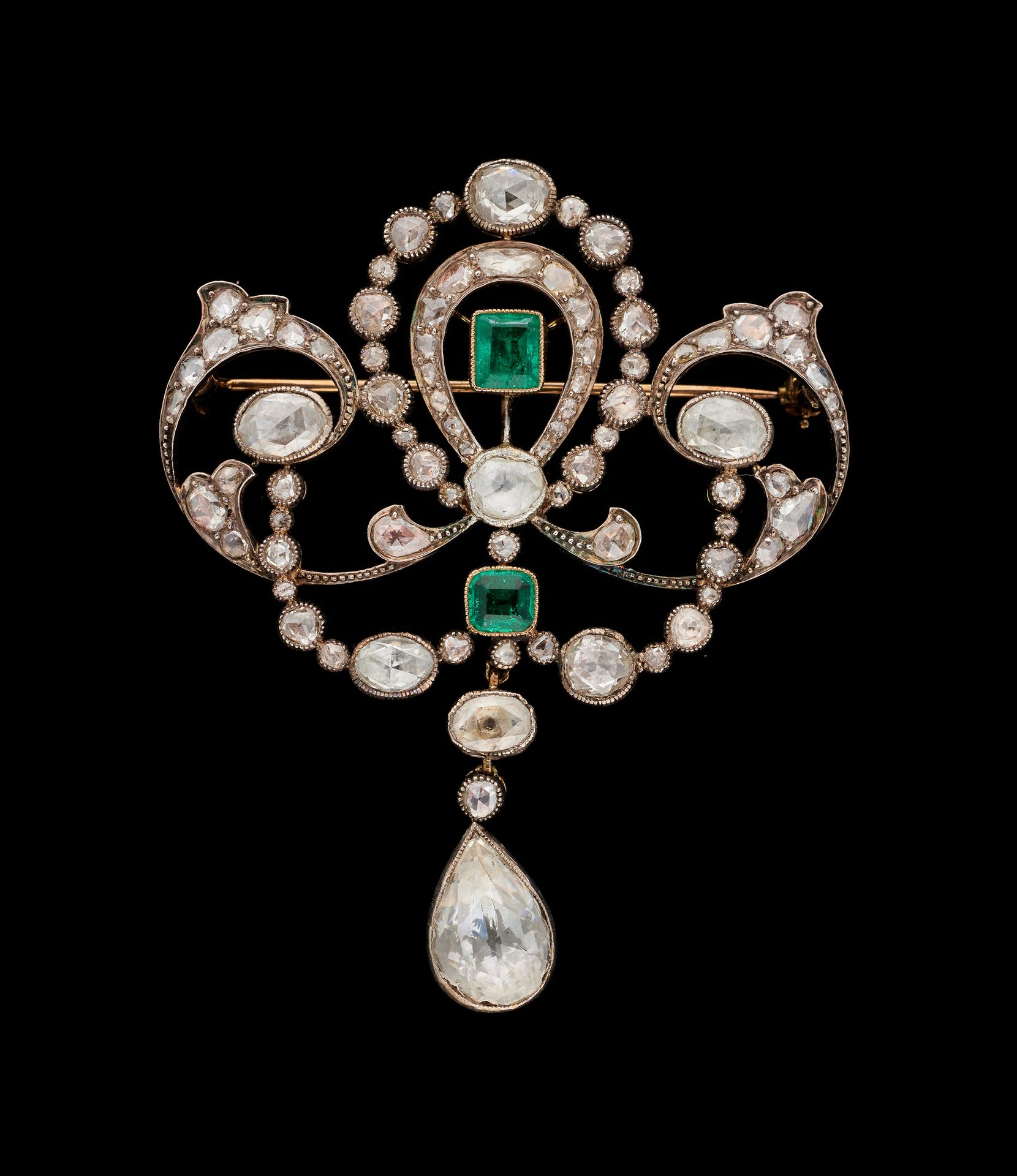 Travail fin 19e. Jewel: Brooch in silver on gold decorated with old cut diamonds&hellip;