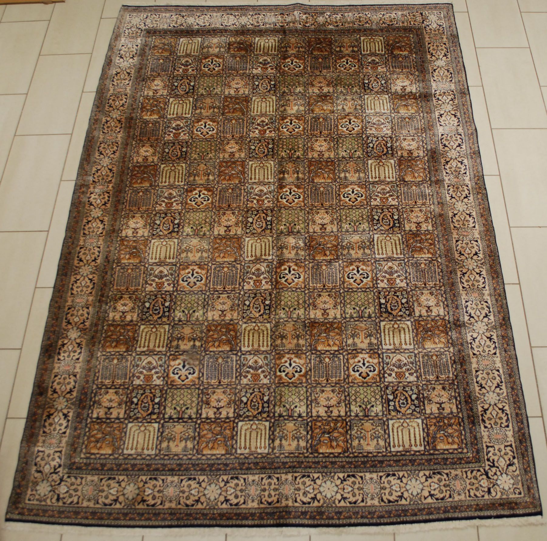 Tapis Goum en soie. Extra sottile.

Dimensioni: 288 x 195 cm.