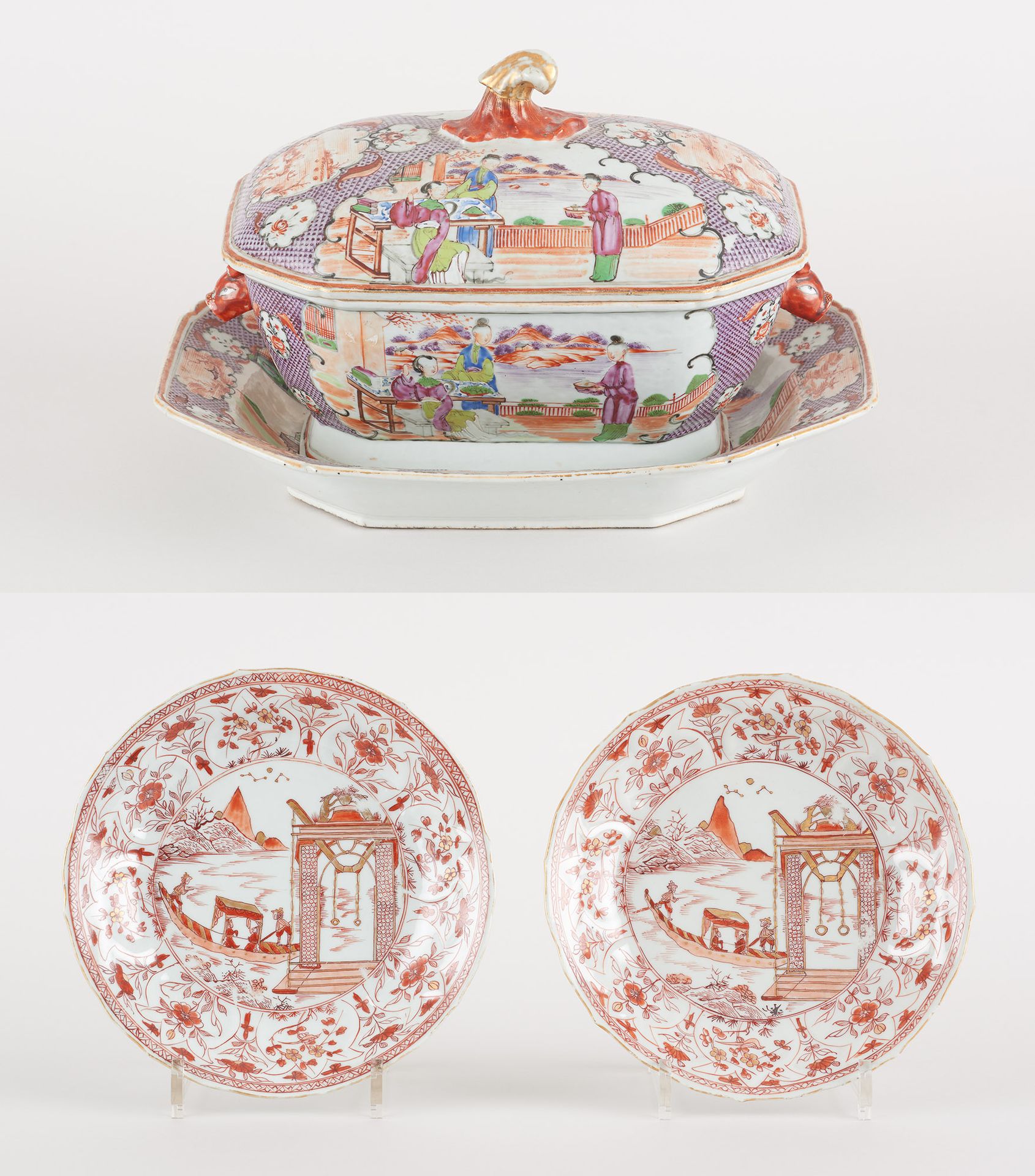 Travail chinois de la compagnie des Indes. 瓷器：有盖水壶在其展示架上，多色瓷器上有字。

附有一套带塔的两个盘子。
&hellip;