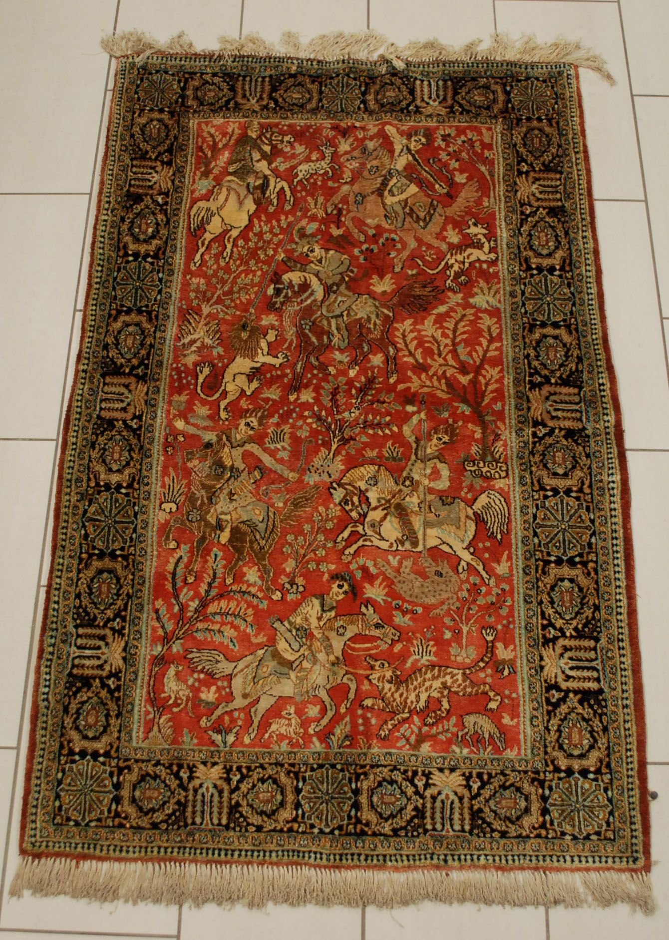 Tapis de chasse Goum en soie. (轻微变色)。

尺寸：177 x 108厘米。