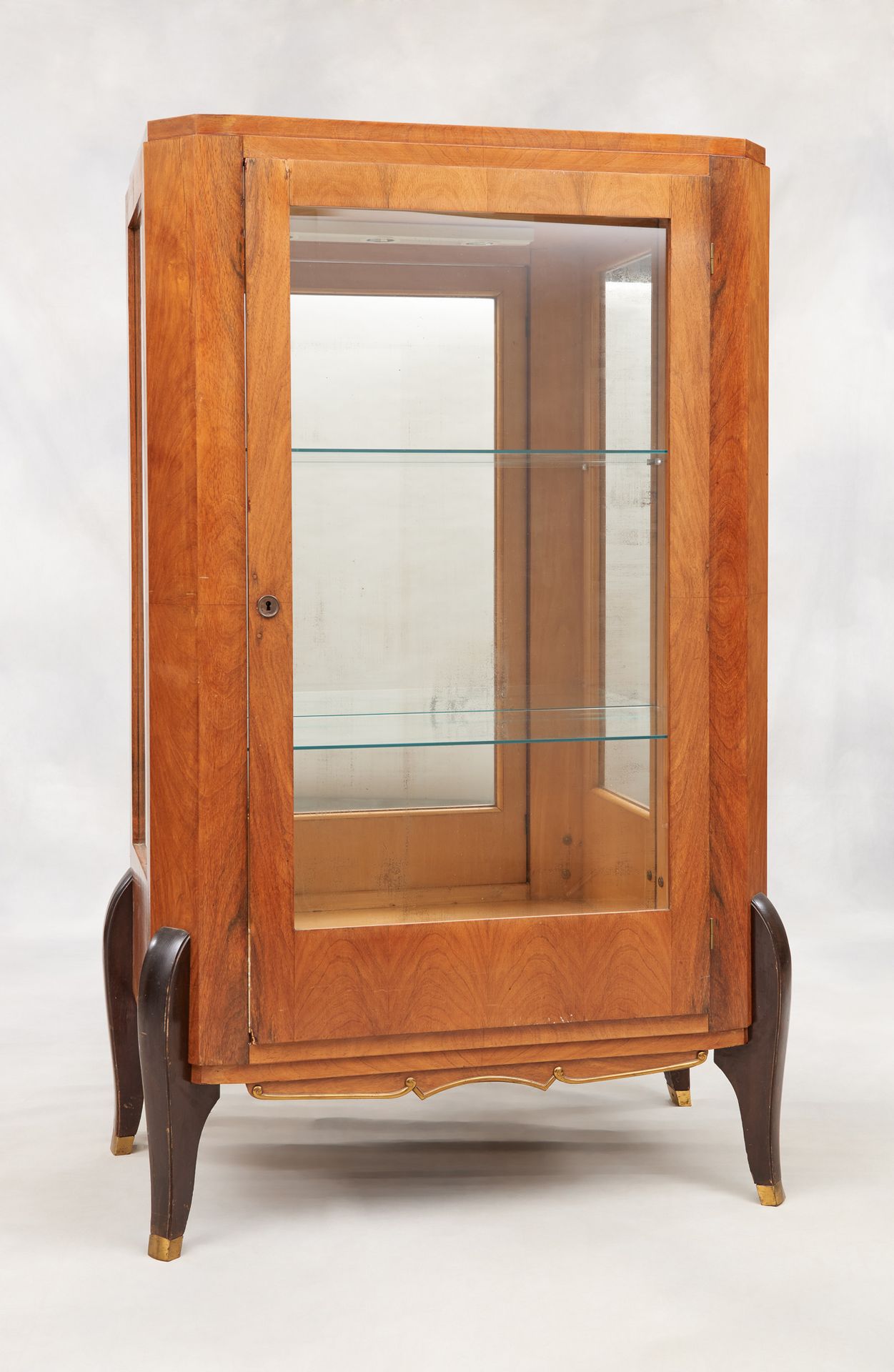 D'époque Art Déco. 家具：胡桃木贴面的单门展示柜，黄铜亮点，放在熏黑的木腿上。

尺寸：高：151宽：93深：50厘米。