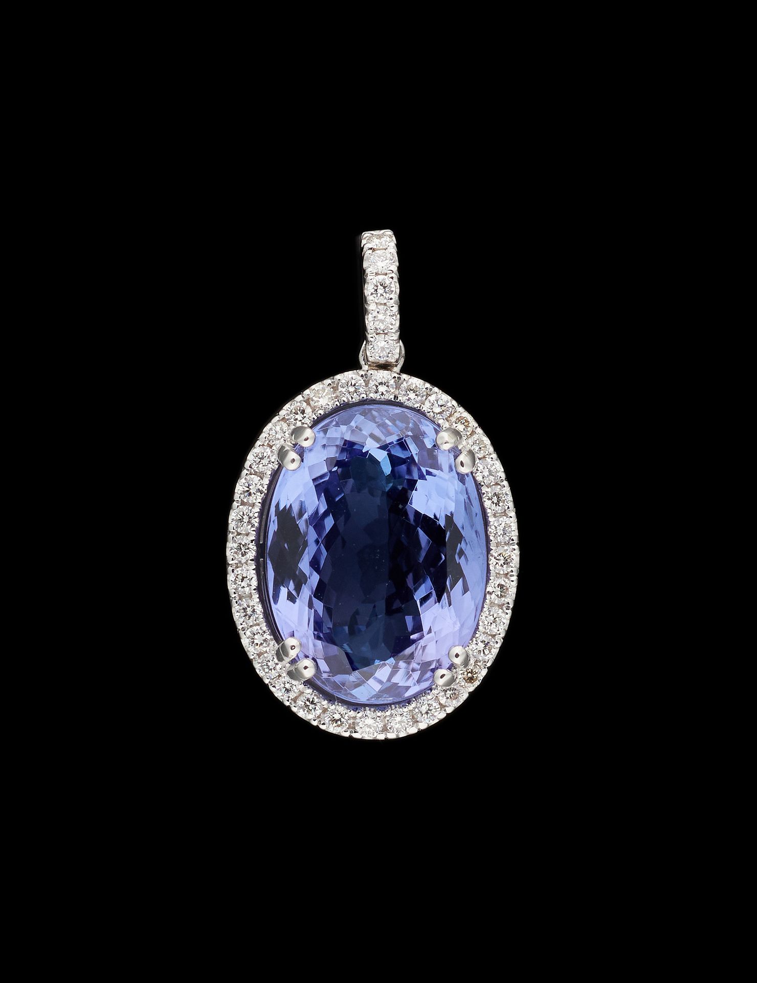 Joaillerie. Jewel: White gold pendant with an oval tanzanite of +/- 9,22 carats &hellip;