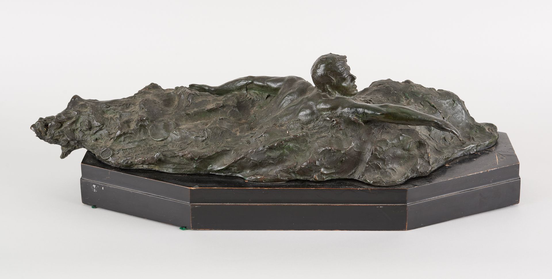 Pierre DE SOETE École belge (1886-1948) 绿色铜质雕塑：1920年安特卫普奥林匹克运动会的游泳运动员。

签名：P. De&hellip;