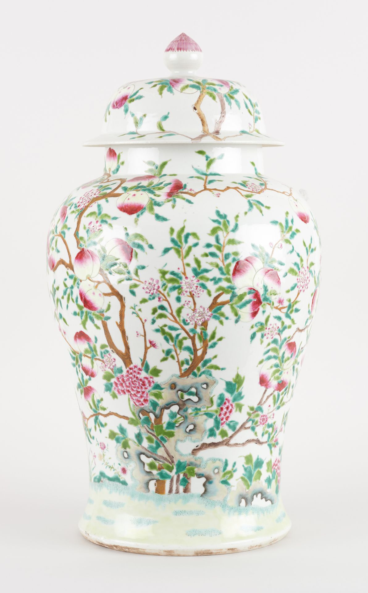 Travail chinois début 19e. 
Ceramic: Important polychrome porcelain vase with fl&hellip;