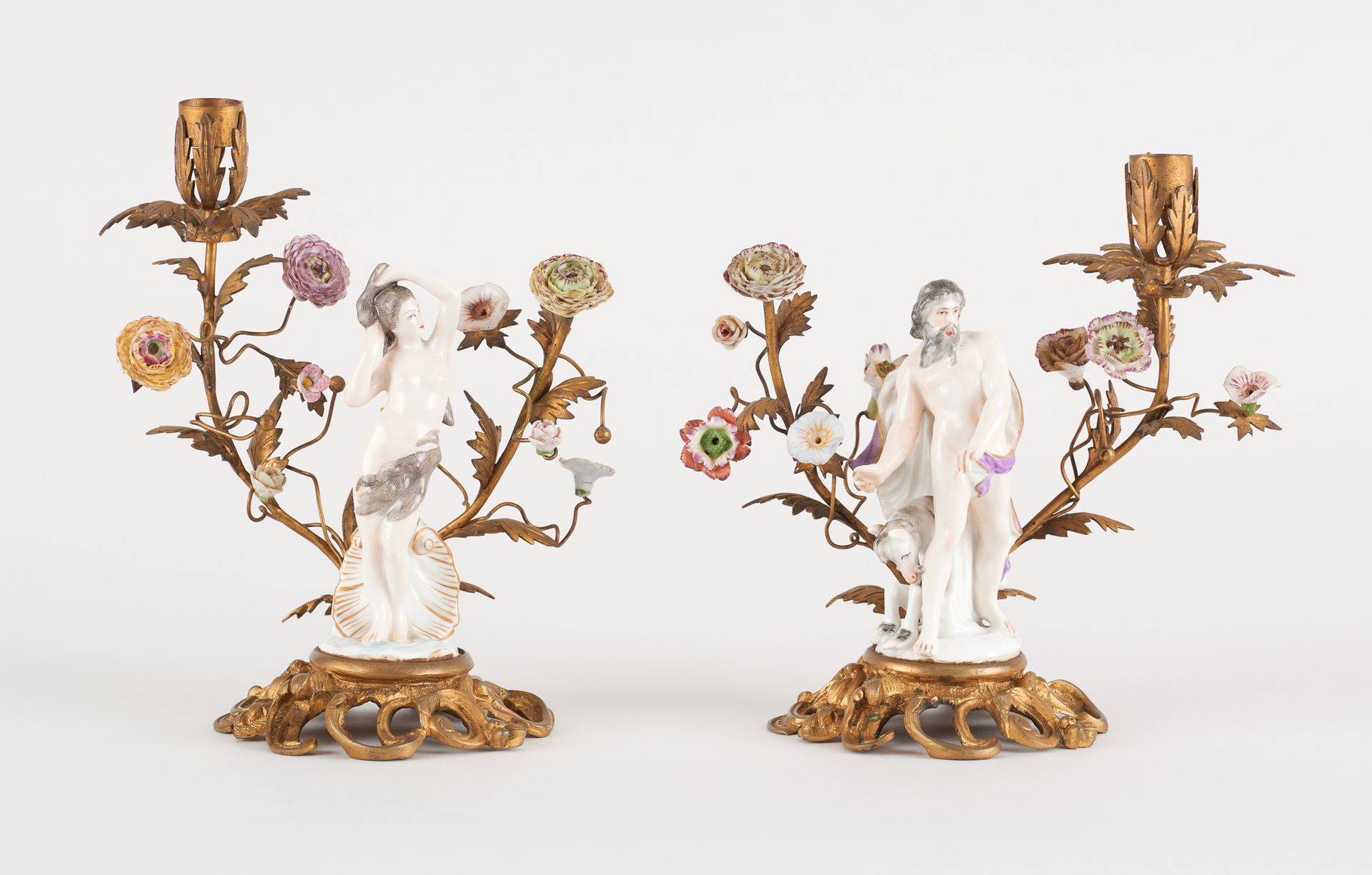 Travail allemand 19e, dans le goût de Meissen. 
Luminary: A pair of gilt bronze &hellip;