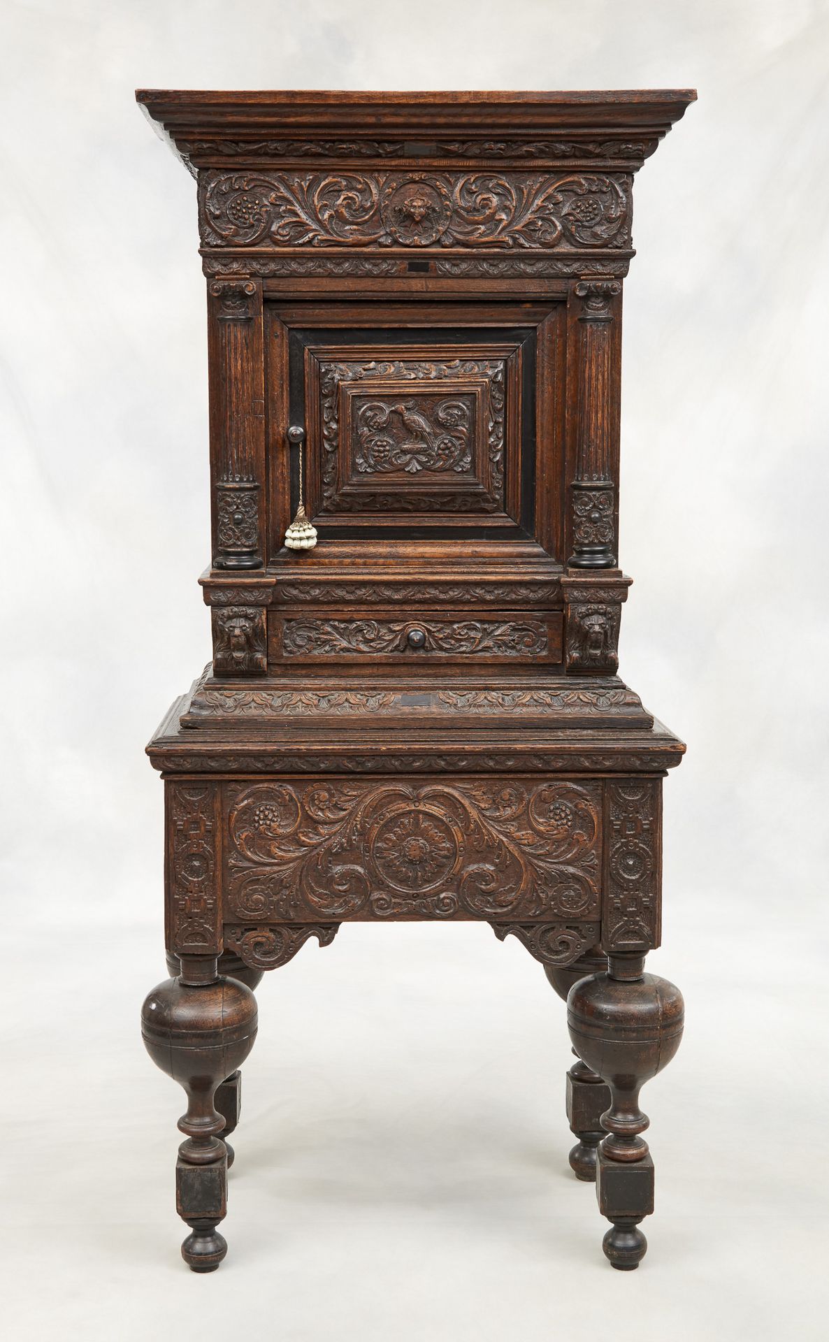Flandres 17e. 雕刻的橡木柜，有一扇门和一个抽屉，镶嵌着紫檀木。

尺寸：高：160 W：71 D：42 cm。