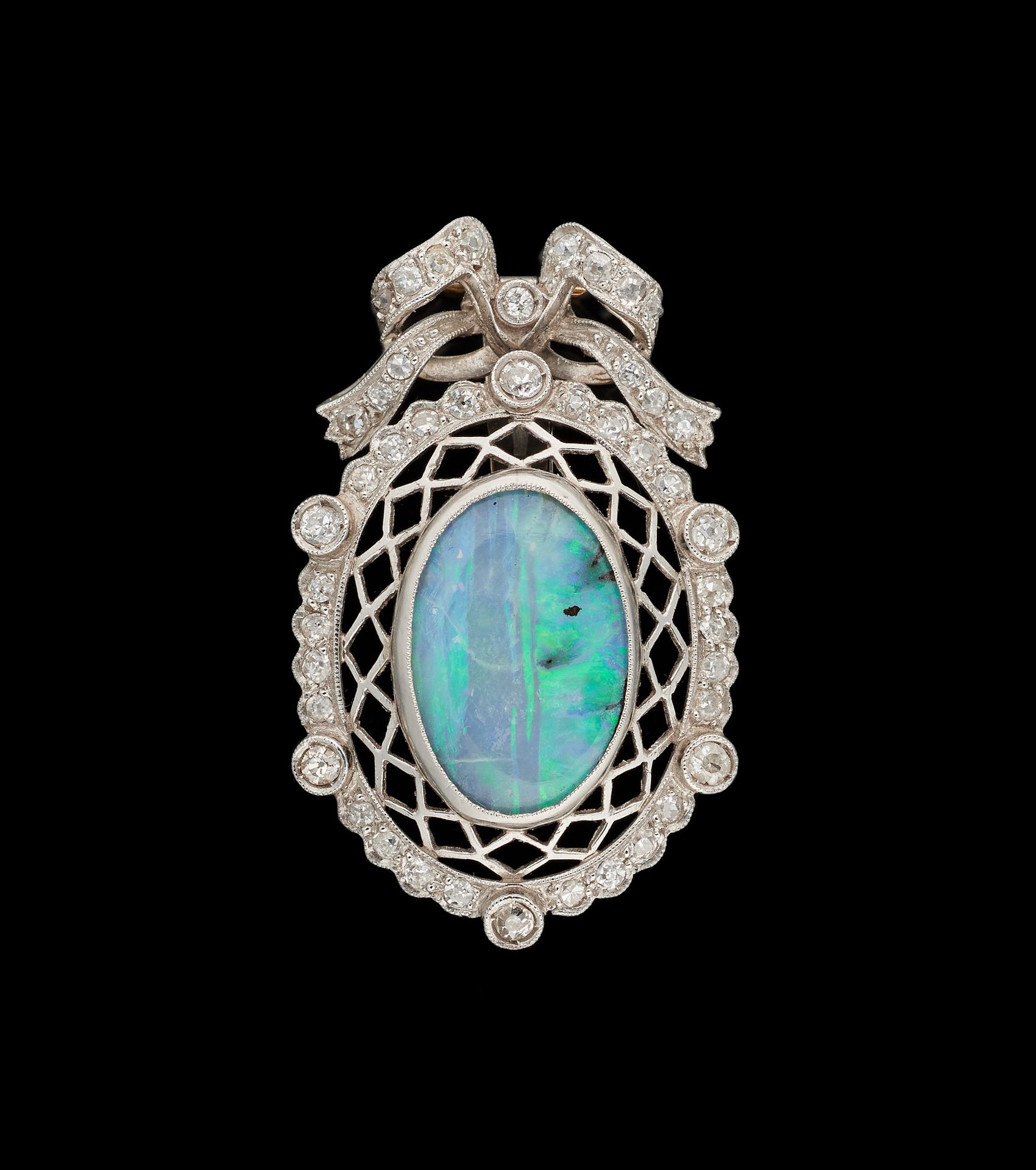 Joaillerie. Bijou: Pendentif en platine agrémenté d'une opale noire et de diaman&hellip;
