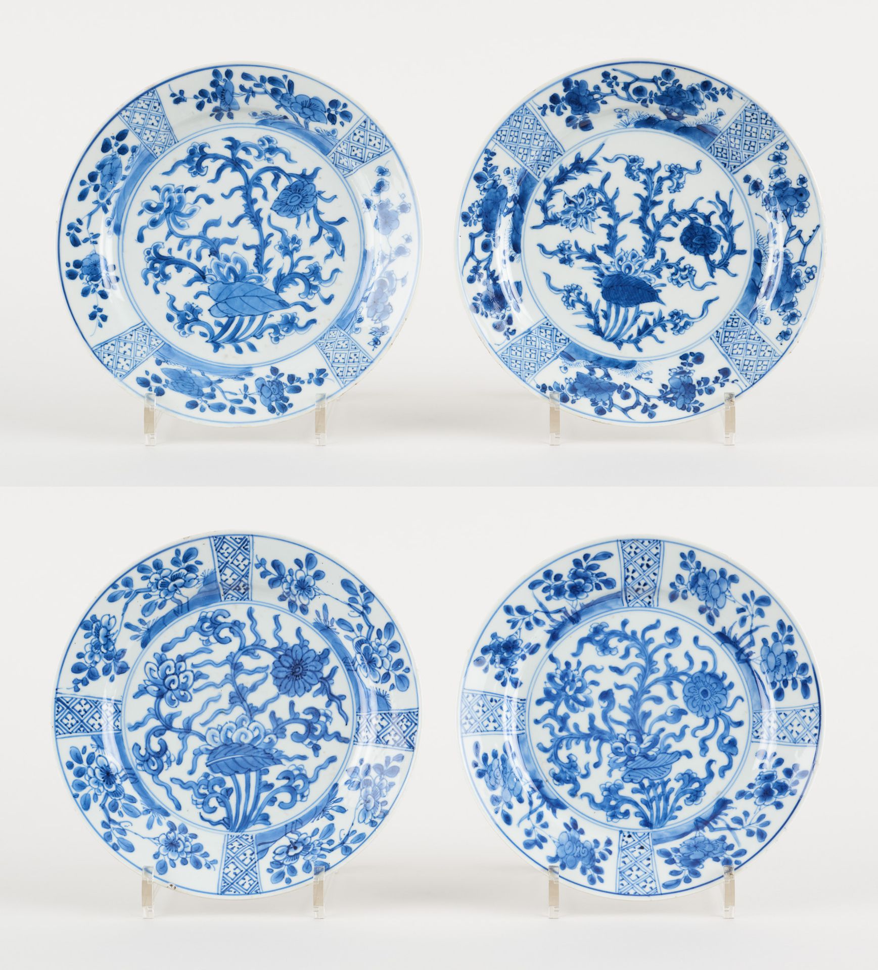 Travail chinois Qianlong. Keramik: Suite von vier Tellern aus blau-weißem Porzel&hellip;