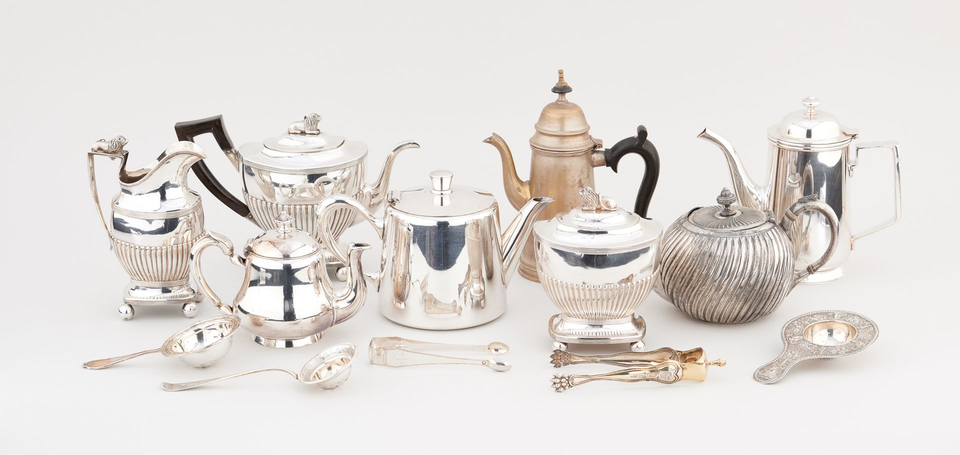 Travail anglais et français. 银器：拍品包括五个茶壶，一个咖啡壶，一个牛奶壶，一个糖碗，三个茶盘和两个镀银的糖钳。