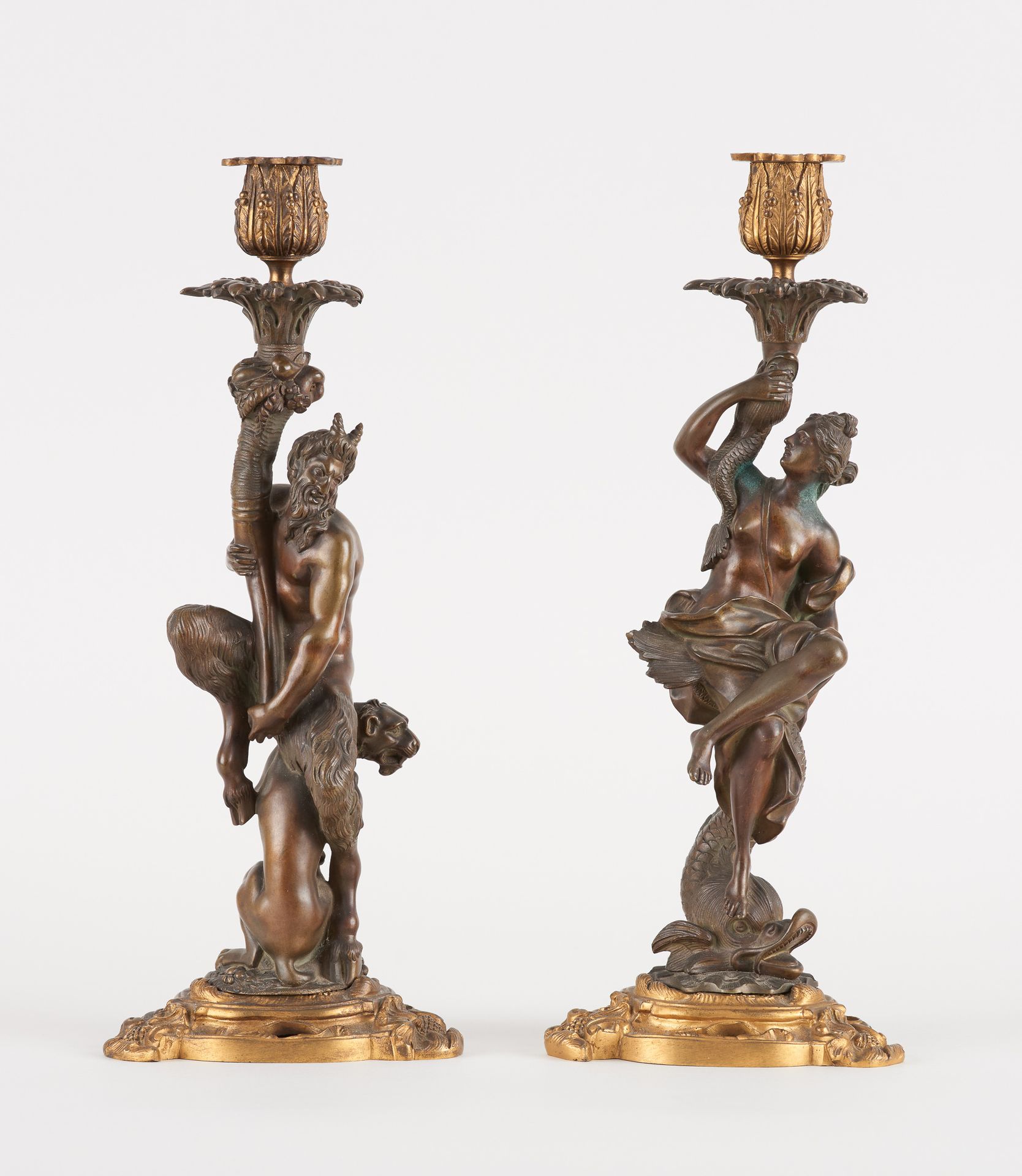 Travail français 19e, d'après Corneille van Cleve. 烛台：一对青铜烛台，有双层铜锈，上面有动物和缪斯的图案。
&hellip;