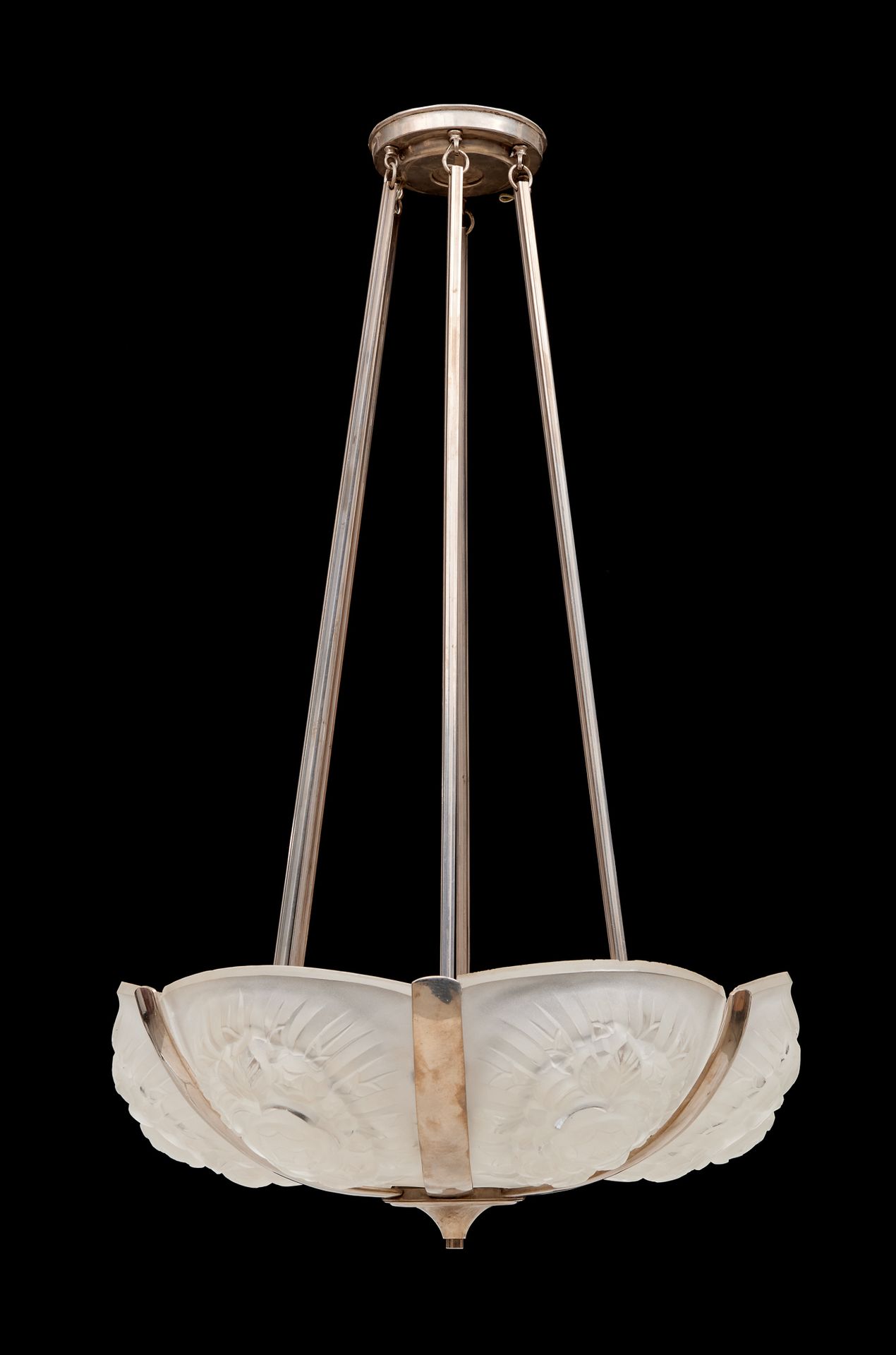 Travail Art Déco. 灯具：镀铬的金属吊灯，带有六个消光的模制玻璃掌状物，带有风格化的花卉装饰。

尺寸：高：90厘米。