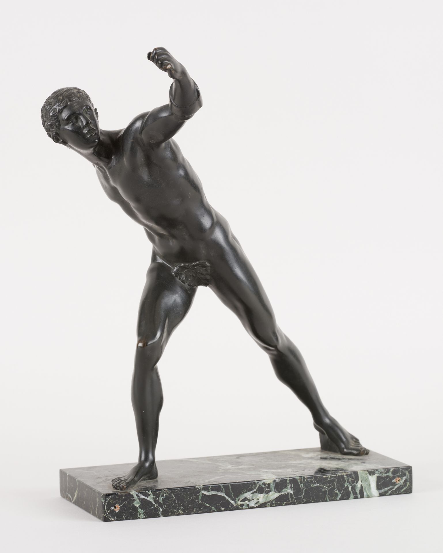 Objet du Grand Tour, travail du 19e. Sculpture in bronze with dark patina: Wrest&hellip;