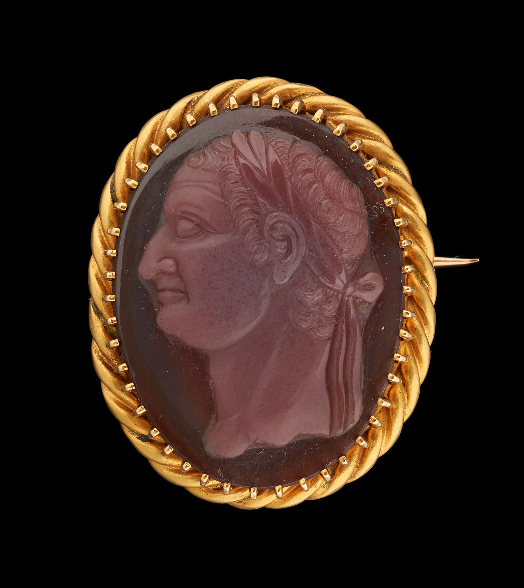 Joaillerie. Bijou: Broche en or jaune agrémentée d'un camée en pierre dure repré&hellip;