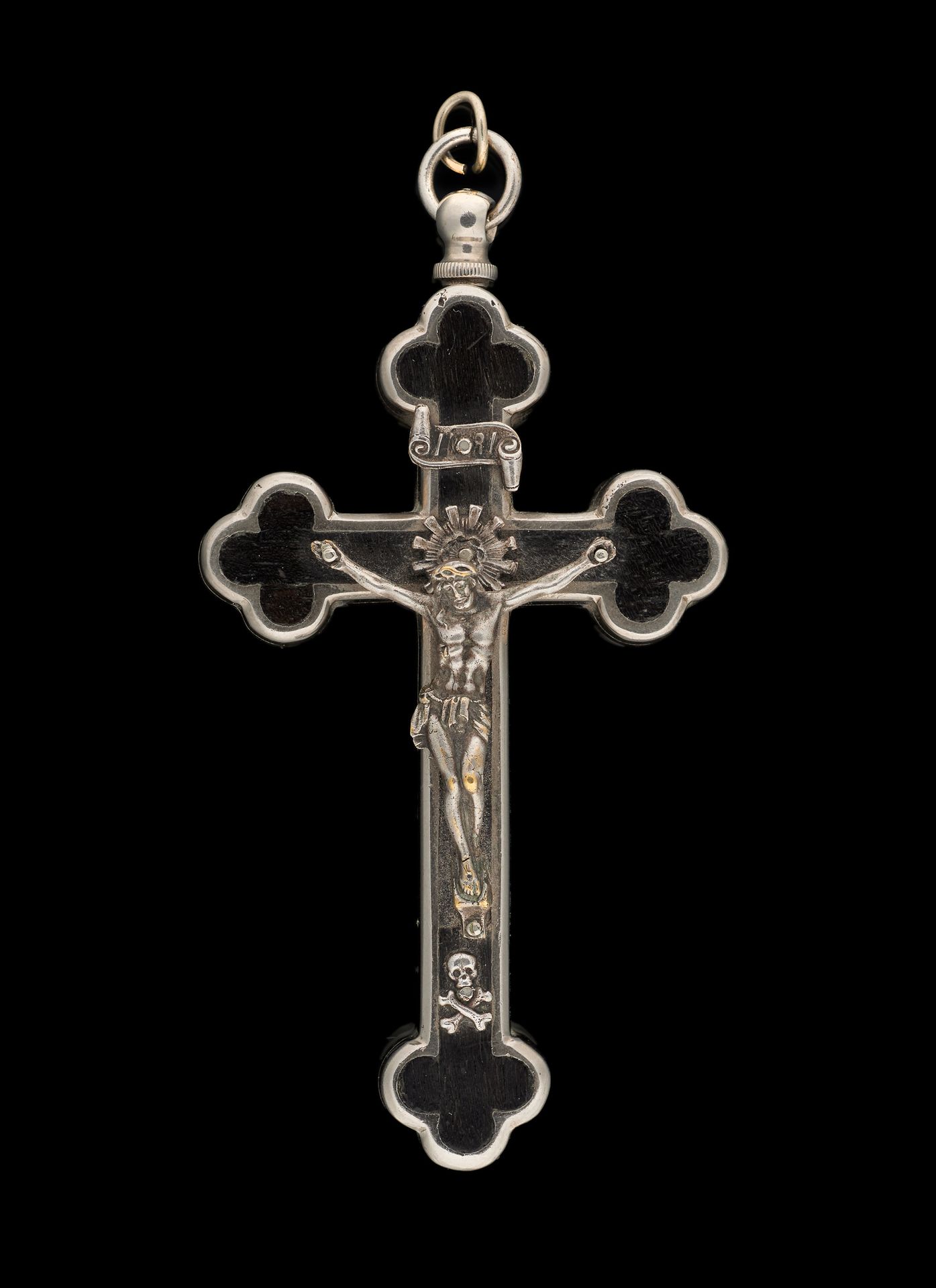 Joaillerie. 宝石：银质和木质的十字架，一个系统可以打开它，发现一个遗物。

尺寸：8,7 x 4,7 cm。