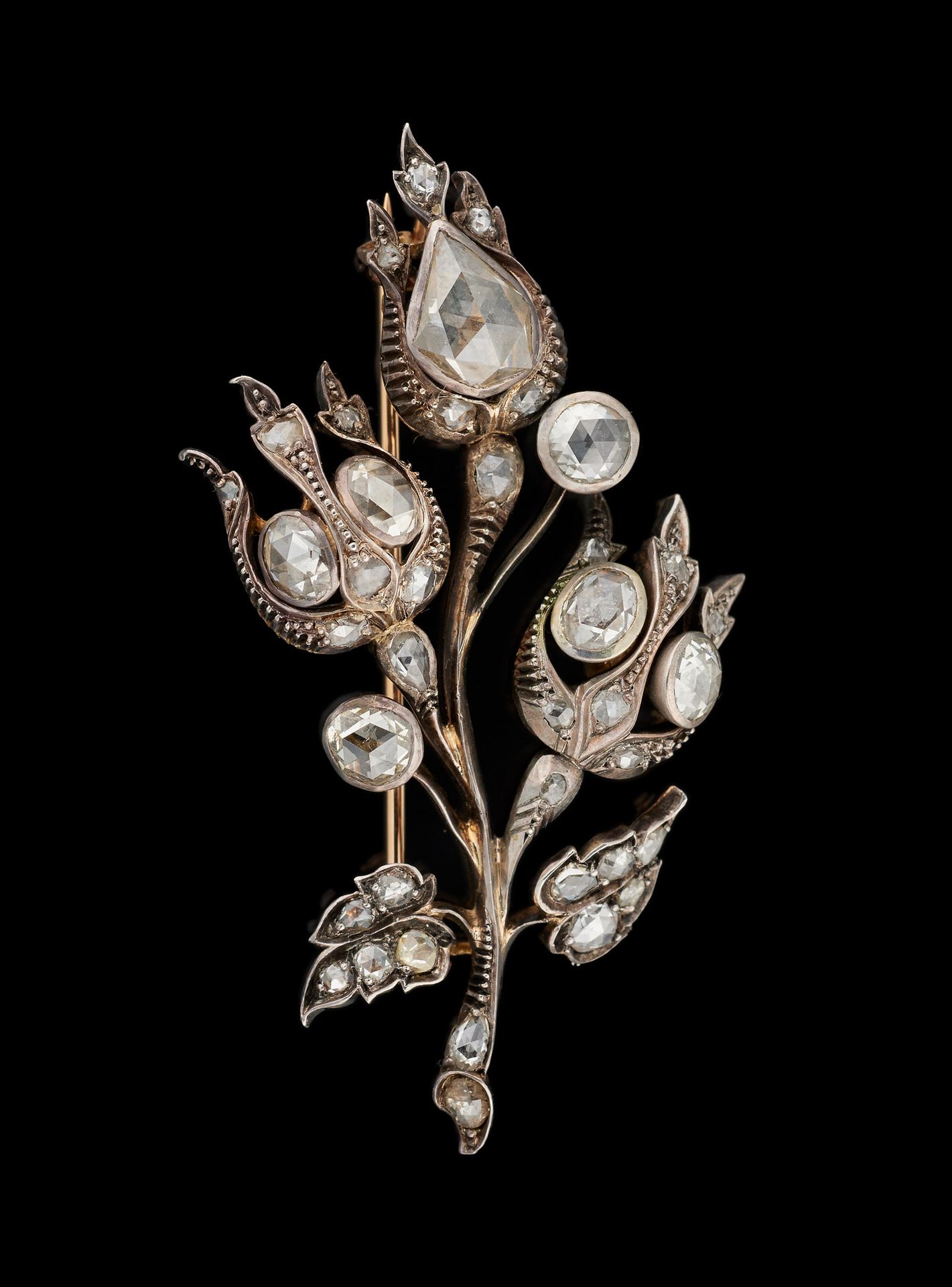Travail fin 19e. 宝石：银色和金色的胸针，镶有玫瑰切割钻石。

尺寸：3,2 x 6,4厘米。