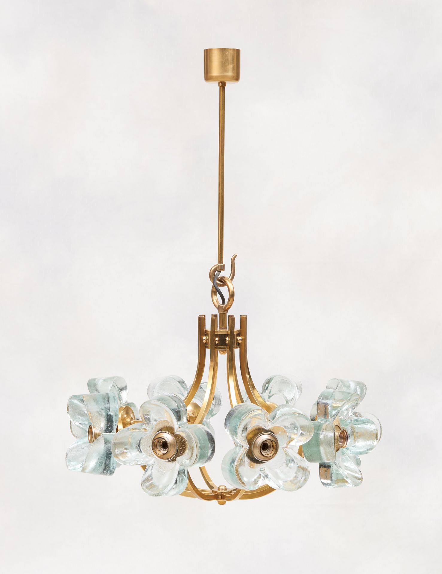 Design Simon et Schelle, circa 1960. 灯具：黄铜吊灯，有八个灯臂，玻璃灯芯有花纹设计。 

尺寸：高87，直径60厘米。