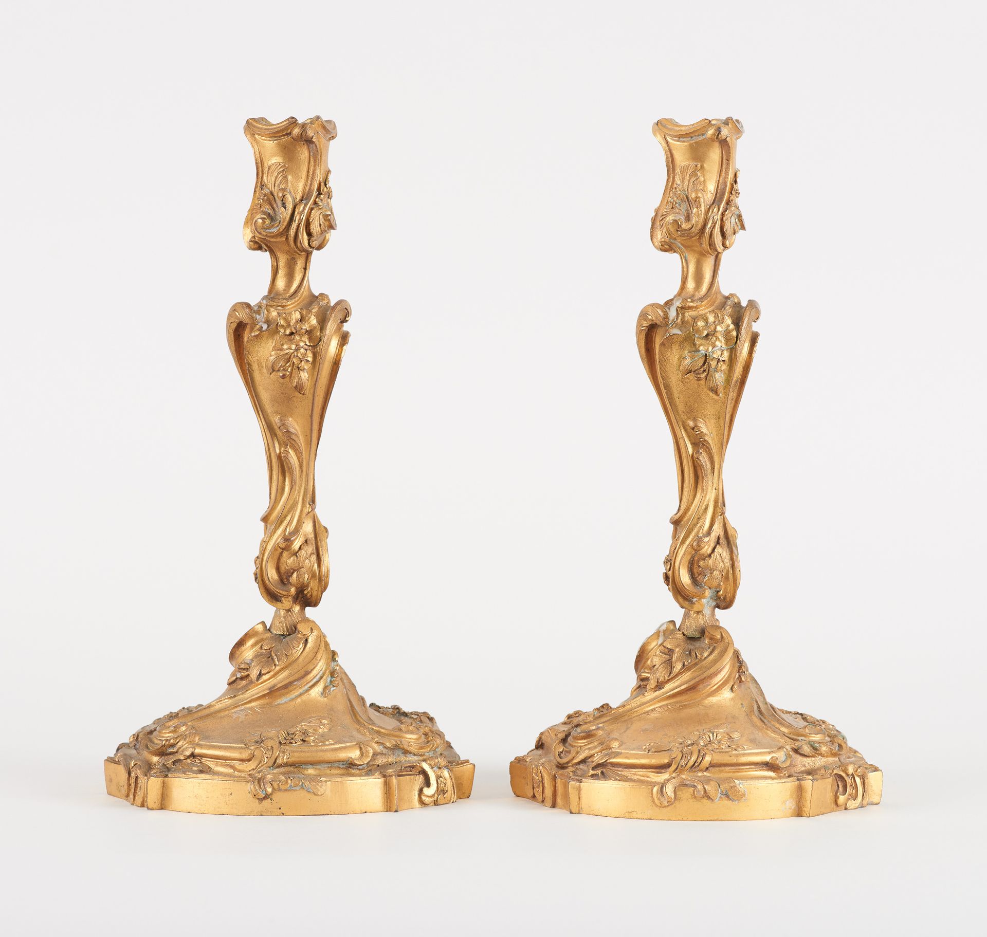 De style Louis XV. Leuchte: Ein Paar Kerzenhalter aus vergoldeter Bronze.

Maße:&hellip;