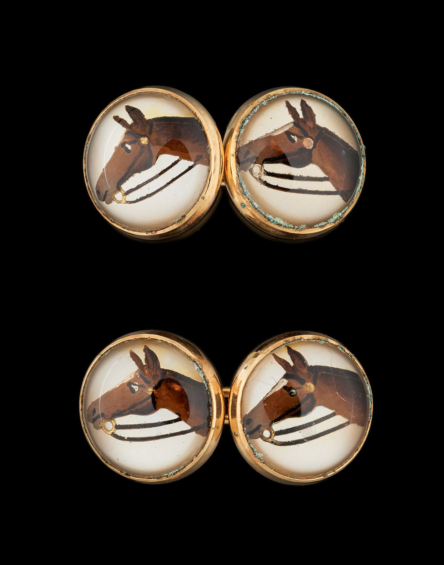 Joaillerie. Joyas: Un par de gemelos con motivos de caballos de cristal inglés.