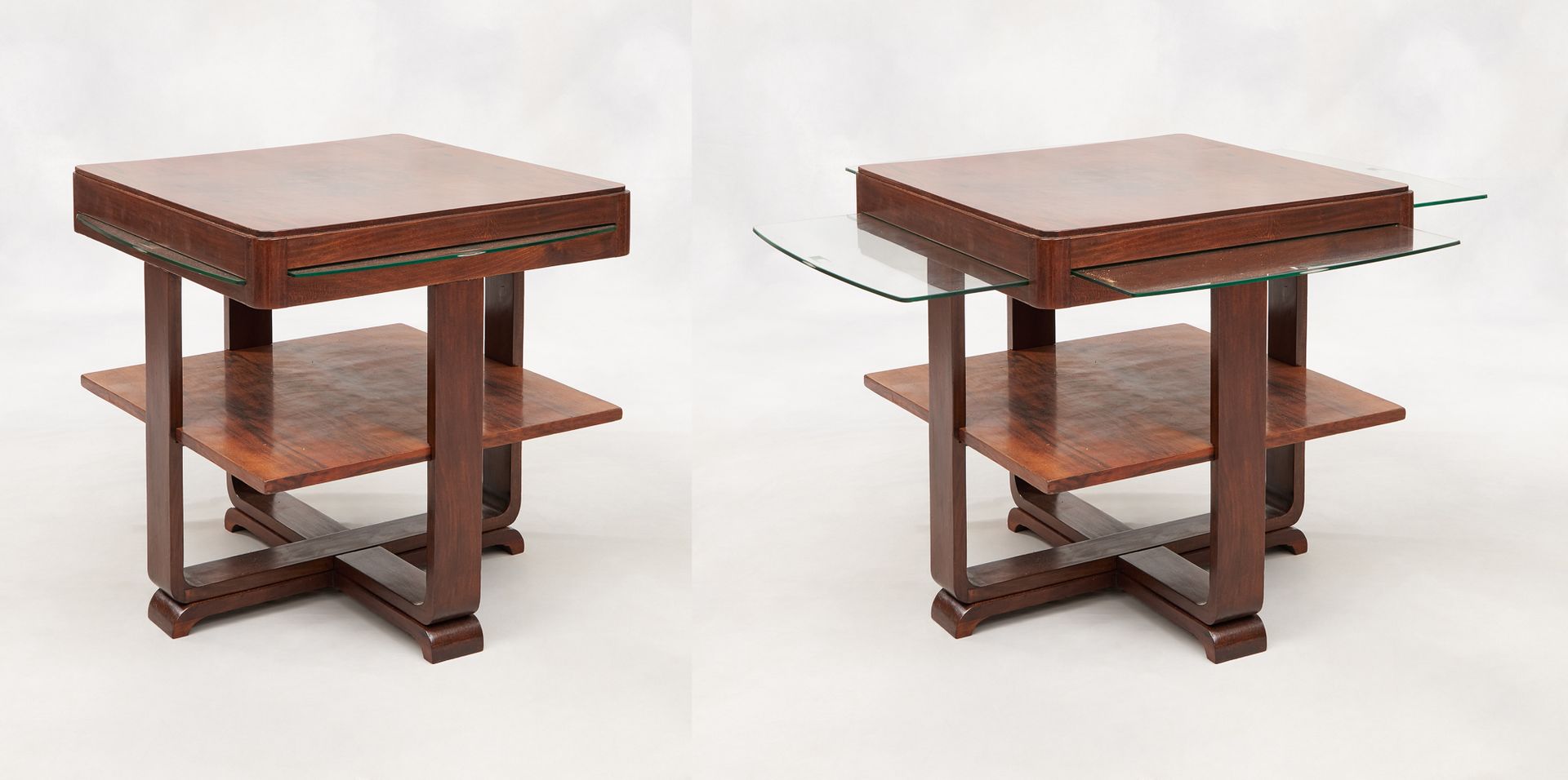 Travail Art Déco. 家具：胡桃木咖啡桌，带有可移动的玻璃架。

尺寸：高：62，宽：64，深：64厘米。