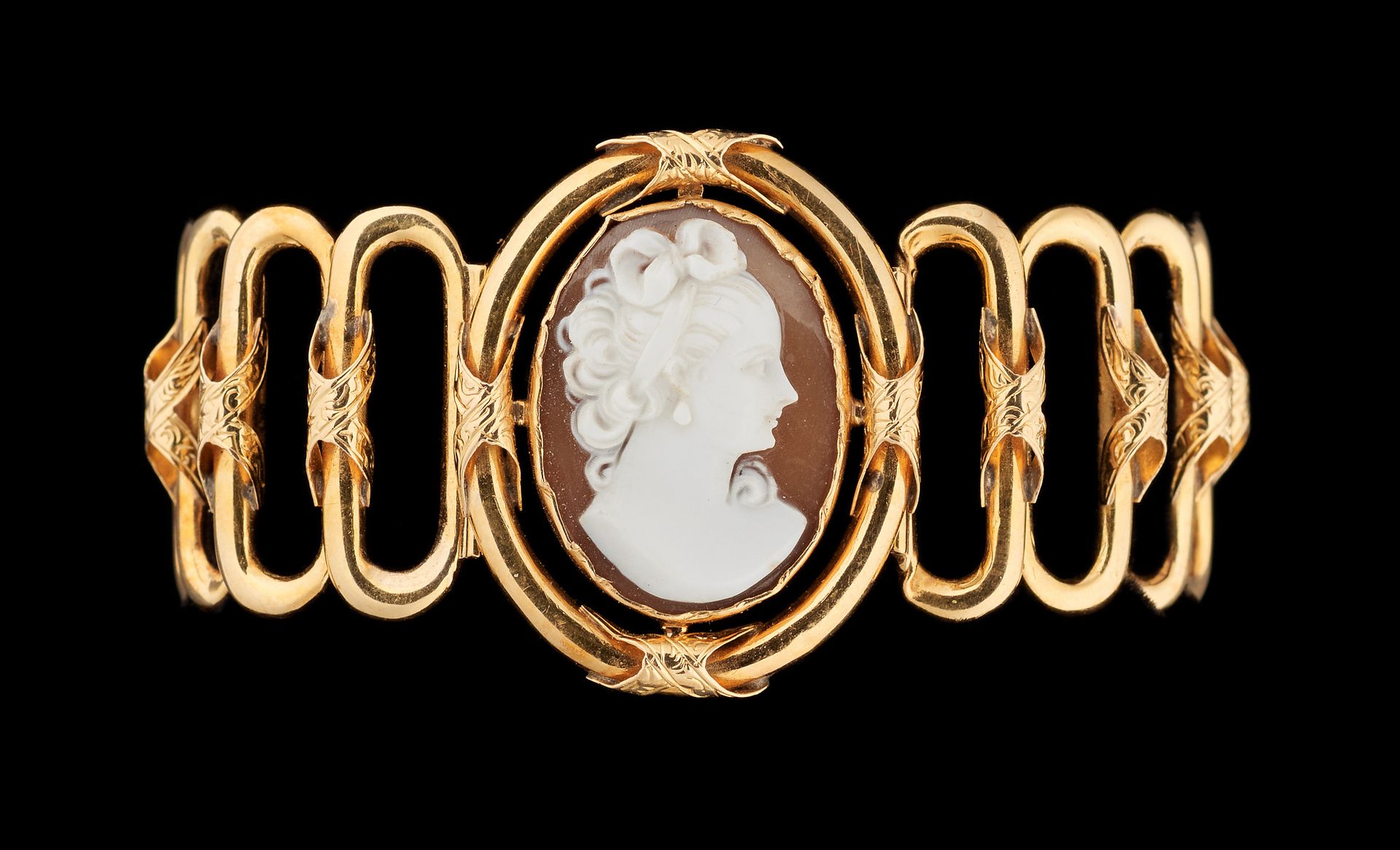 Travail fin 19e. Jewel: Yellow gold bracelet with a cameo of a young woman's pro&hellip;