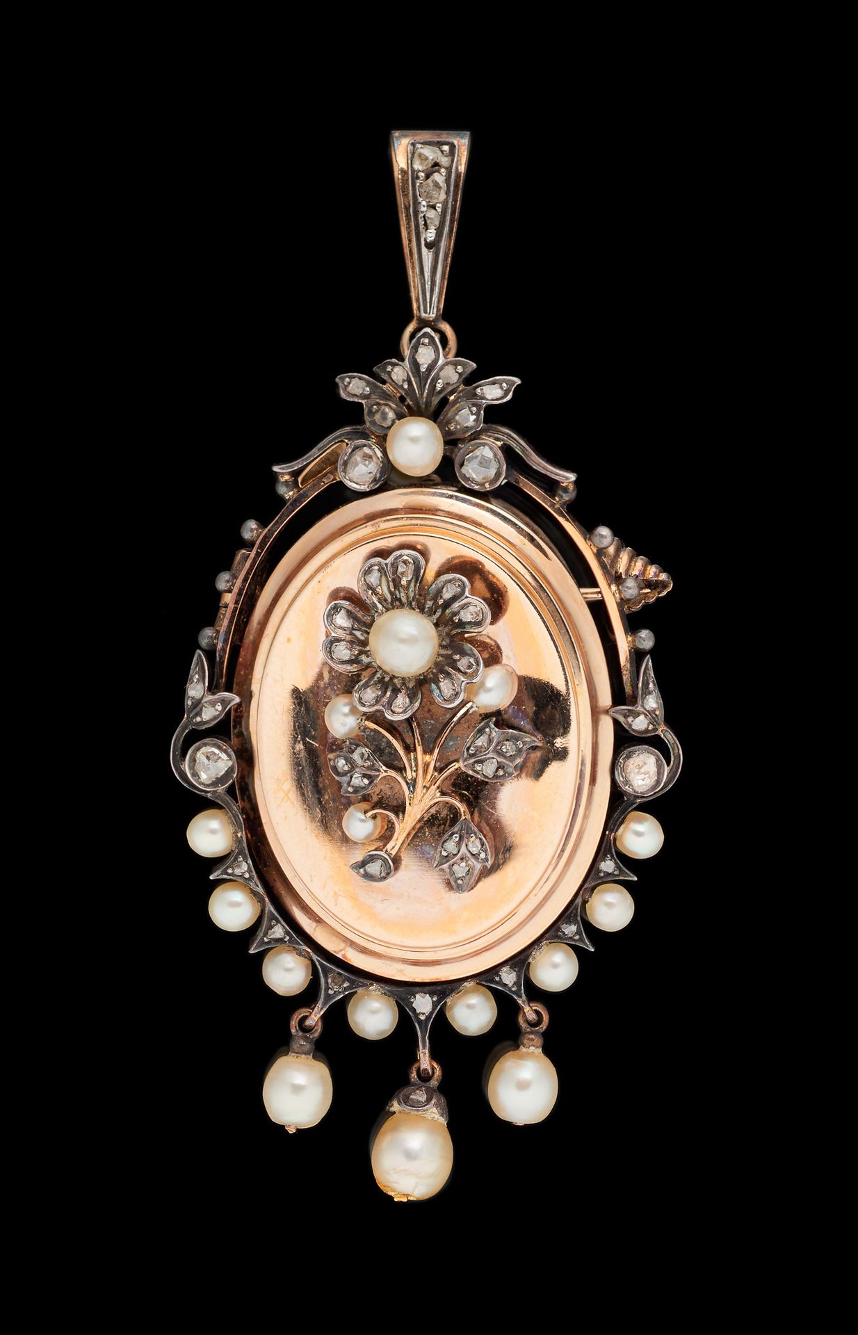 Travail fin 19e. 宝石：可作为胸针佩戴的金银色吊坠，饰有珍珠和玫瑰切割钻石。

尺寸：7,1 x 3,2厘米。