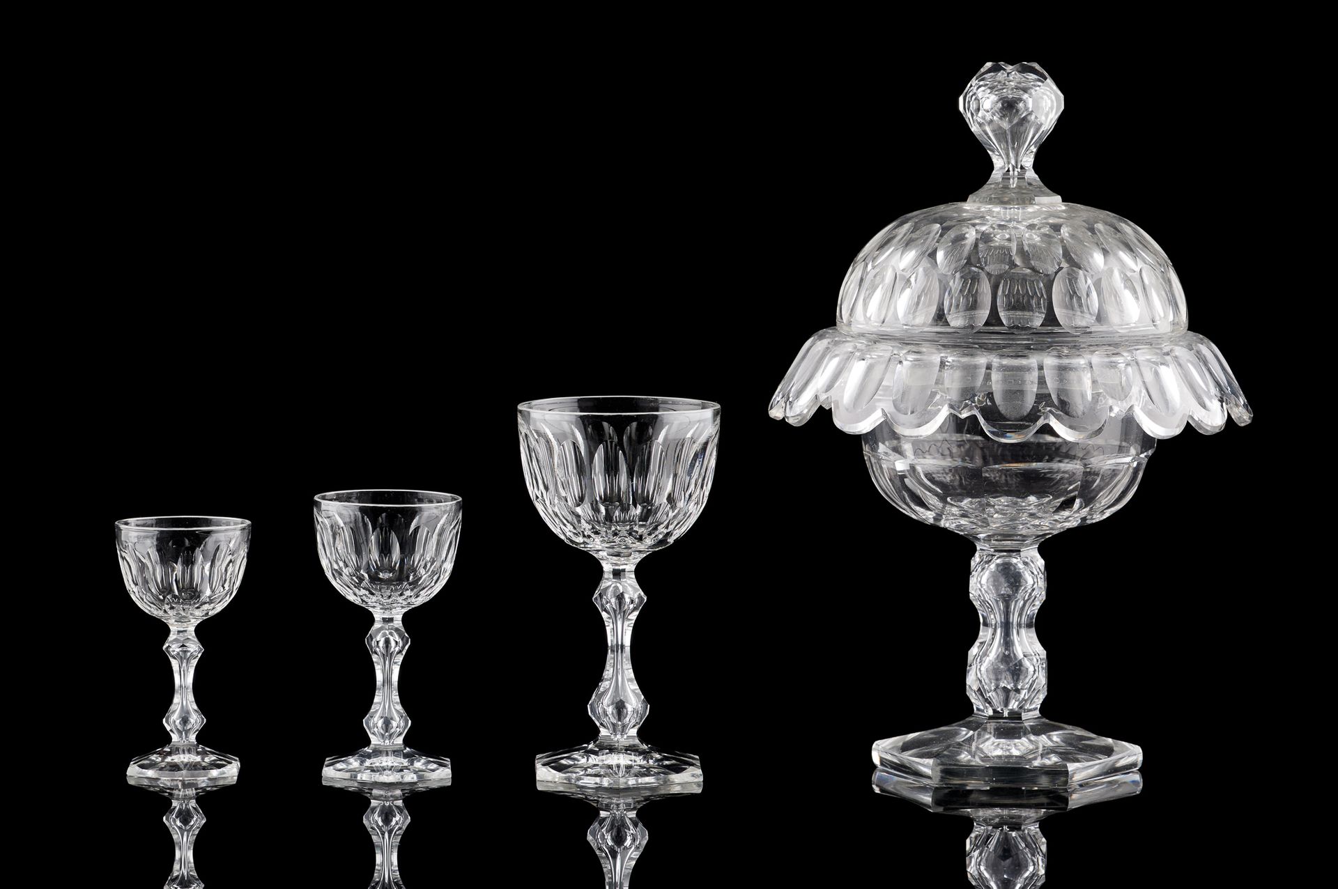 VAL SAINT LAMBERT. 玻璃器皿：一套玻璃杯，"威尔士王子 "型号，透明切割水晶，包括二十三只水杯，二十只红葡萄酒杯和二十三只白葡萄酒杯，共六十六&hellip;