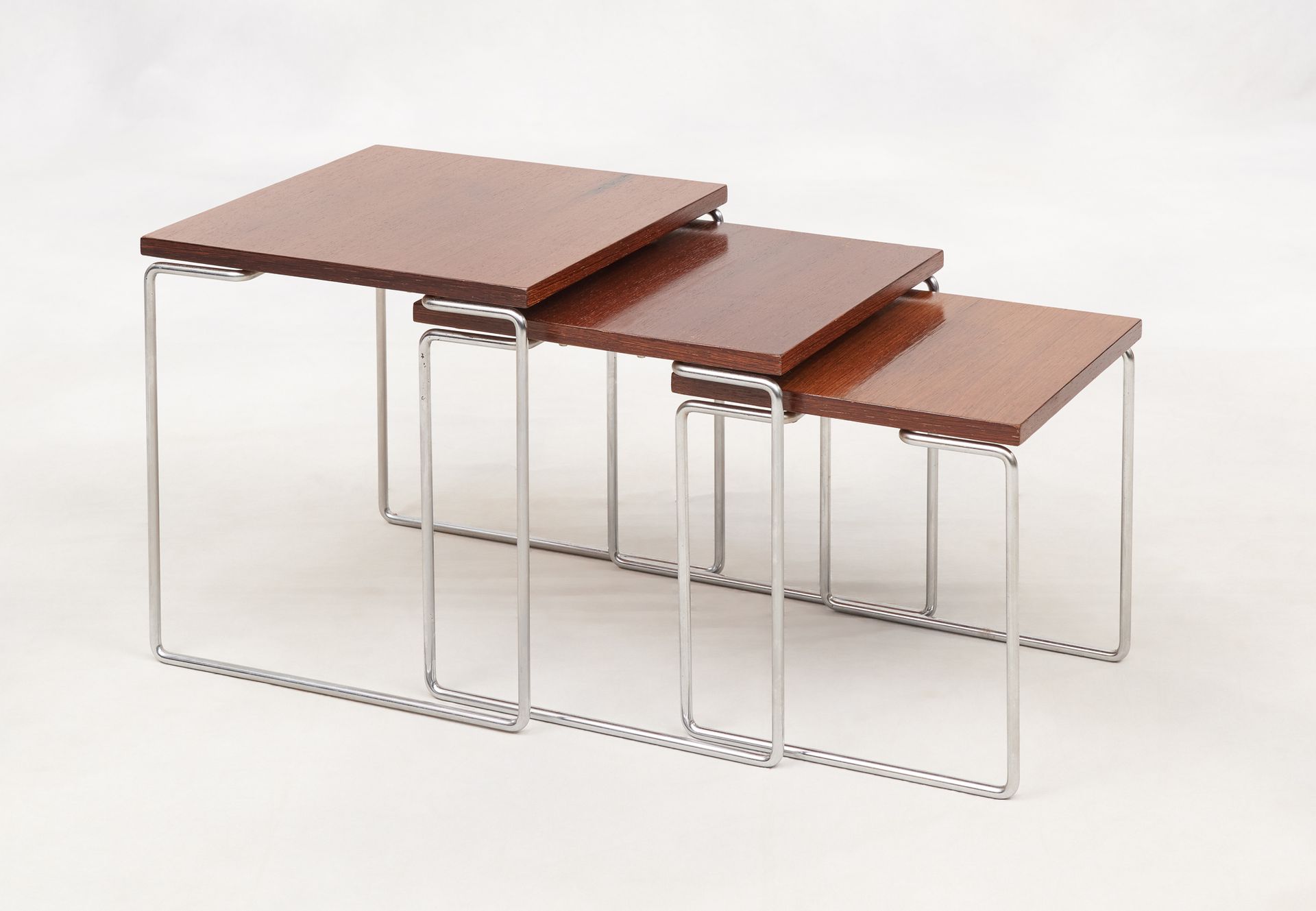 Design années '60-70. 家具：三张棕榈木和镀铬金属嵌套桌的套件。

尺寸：高：37.5宽：38深：38厘米。