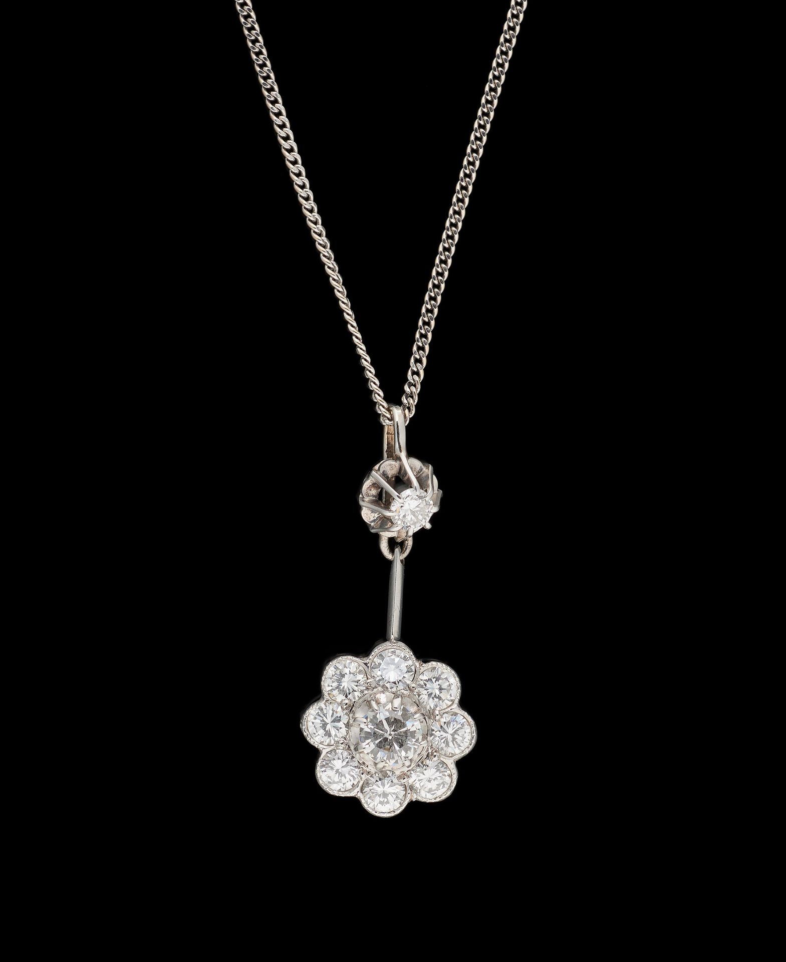 Joaillerie. 珠宝：铂金和白金吊坠，镶有+/- 1.20克拉的钻石，由一条白金链固定。

尺寸：高：2.5厘米。