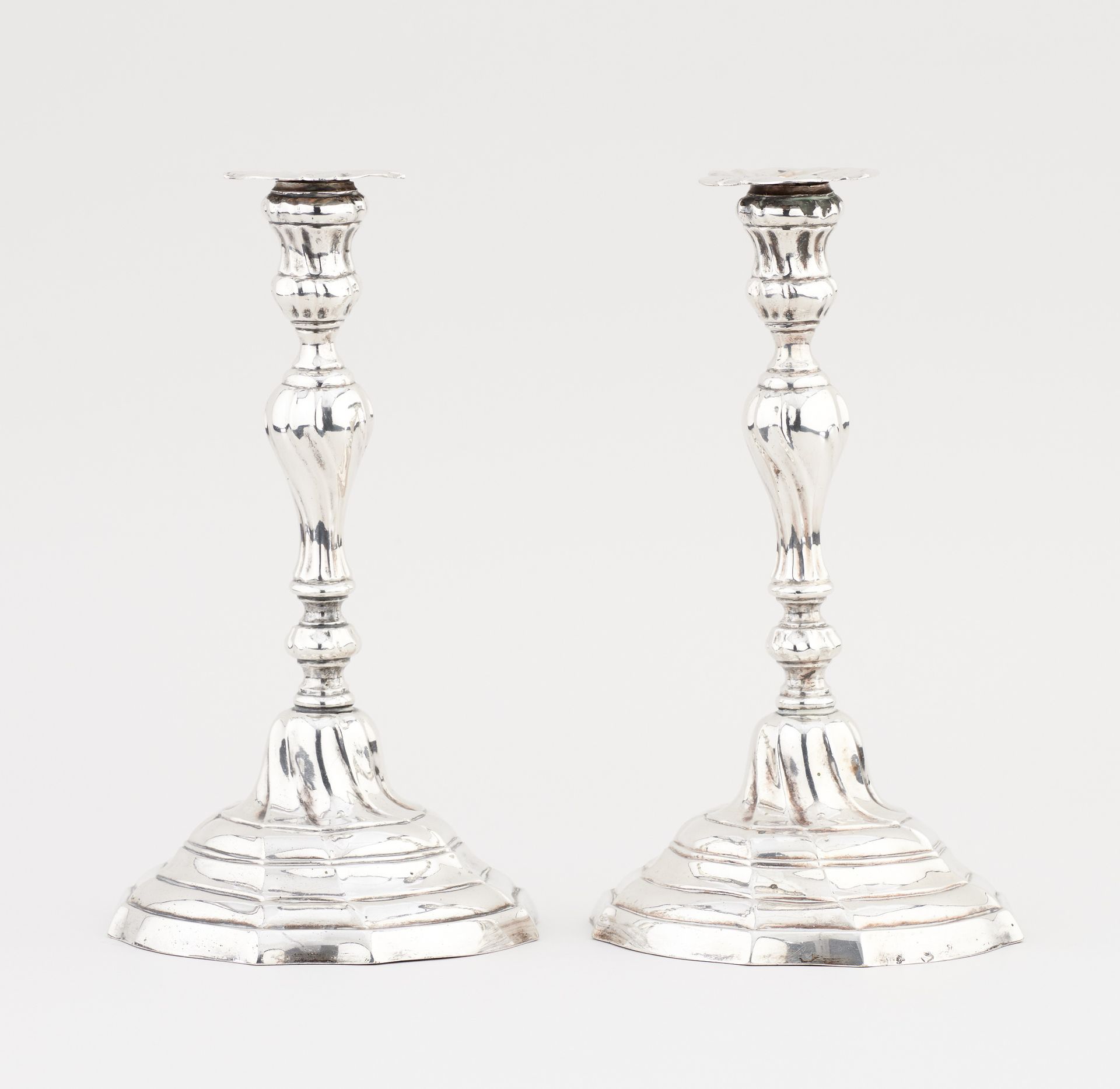 De style Louis XV. 烛台：一对镀银的青铜烛台，有扭曲的肋骨。

尺寸：高：24厘米。