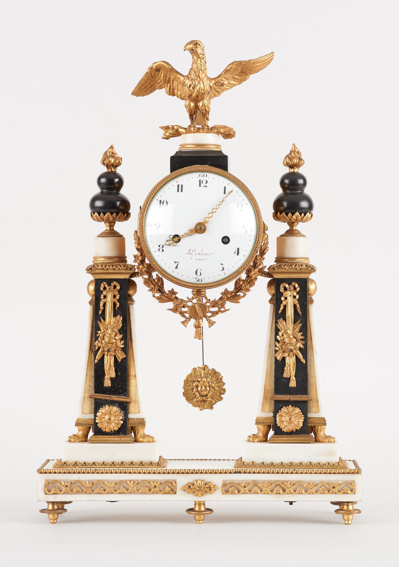 Piolaine, travail français fin 18e. 发条：双色大理石和鎏金青铜门廊钟，顶部是一只鹰，珐琅表盘上有巴黎Piolaine的签名，&hellip;