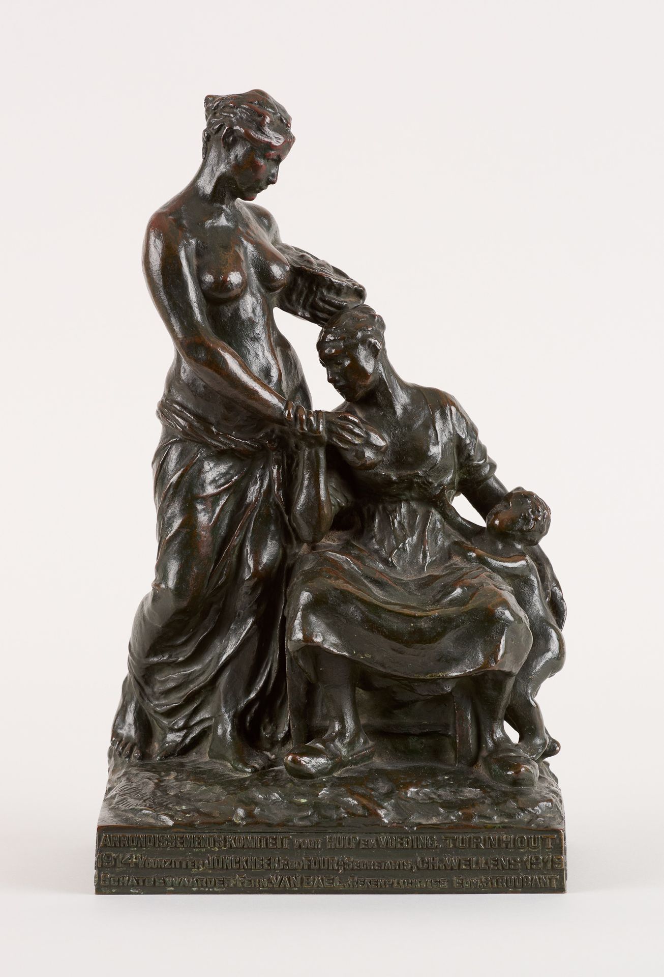 Alfred COURTENS École belge (1889-1967) 青铜雕塑，有绿色铜锈：寓意（两个年轻的女人和孩子）。

签名、日期和位置：A. &hellip;