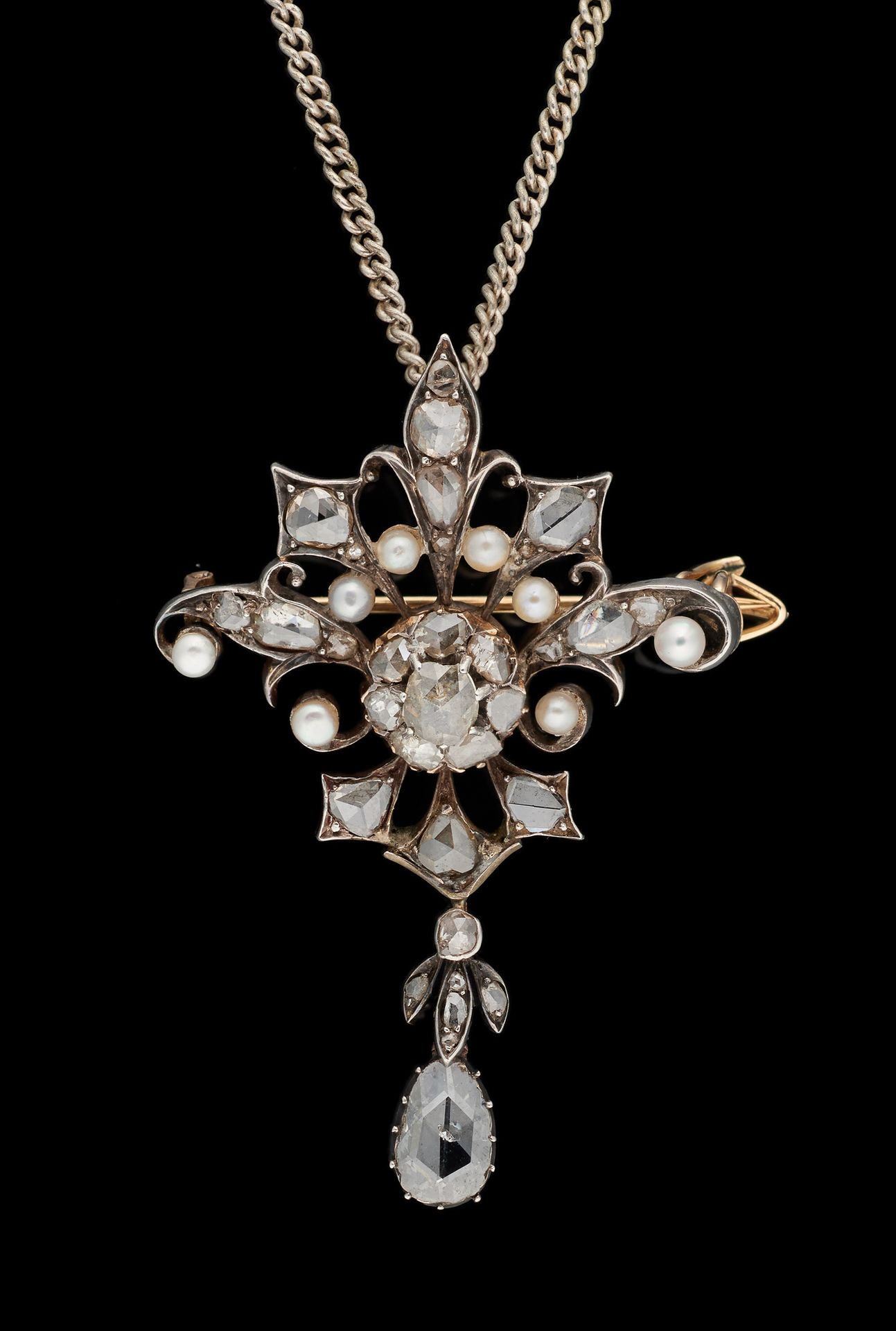 Joaillerie. 珠宝：玫瑰切割钻石和珍珠的吊坠项链。

尺寸：5,6 x 4厘米。