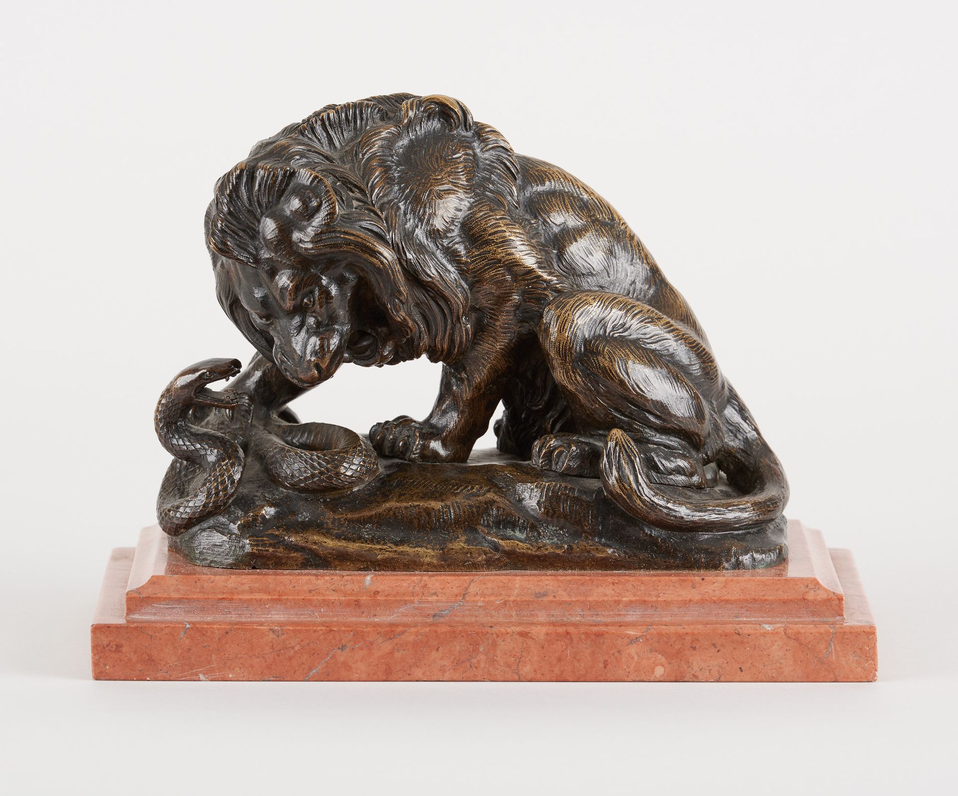 Antoine Louis BARYE École française (1796-1875) 深色铜质雕塑：狮子与蛇。

签名：巴耶。

(在大理石底座上)。&hellip;