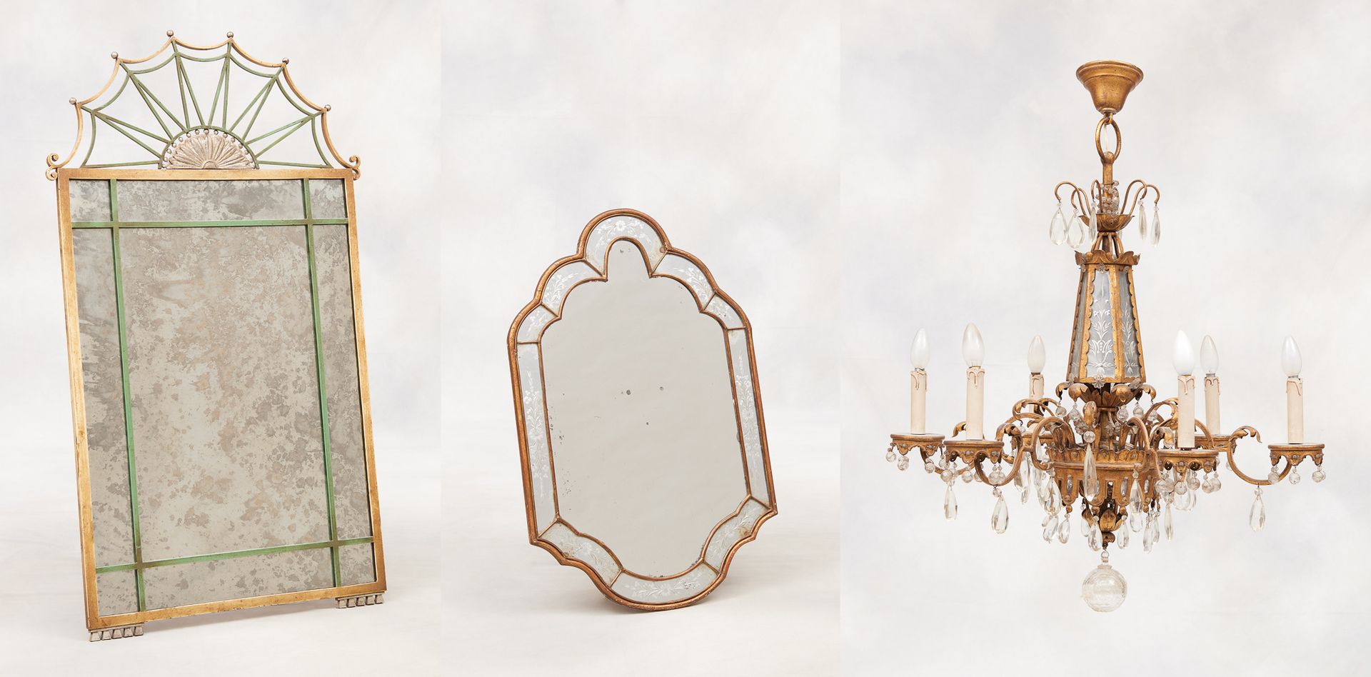 Travail du 19e. 家具：拍品包括一面锻铁镜子和一盏镀金金属和雕刻玻璃的吊灯，有四个灯臂。

一面与吊灯相匹配的镜子。

尺寸：115×65.5，高&hellip;
