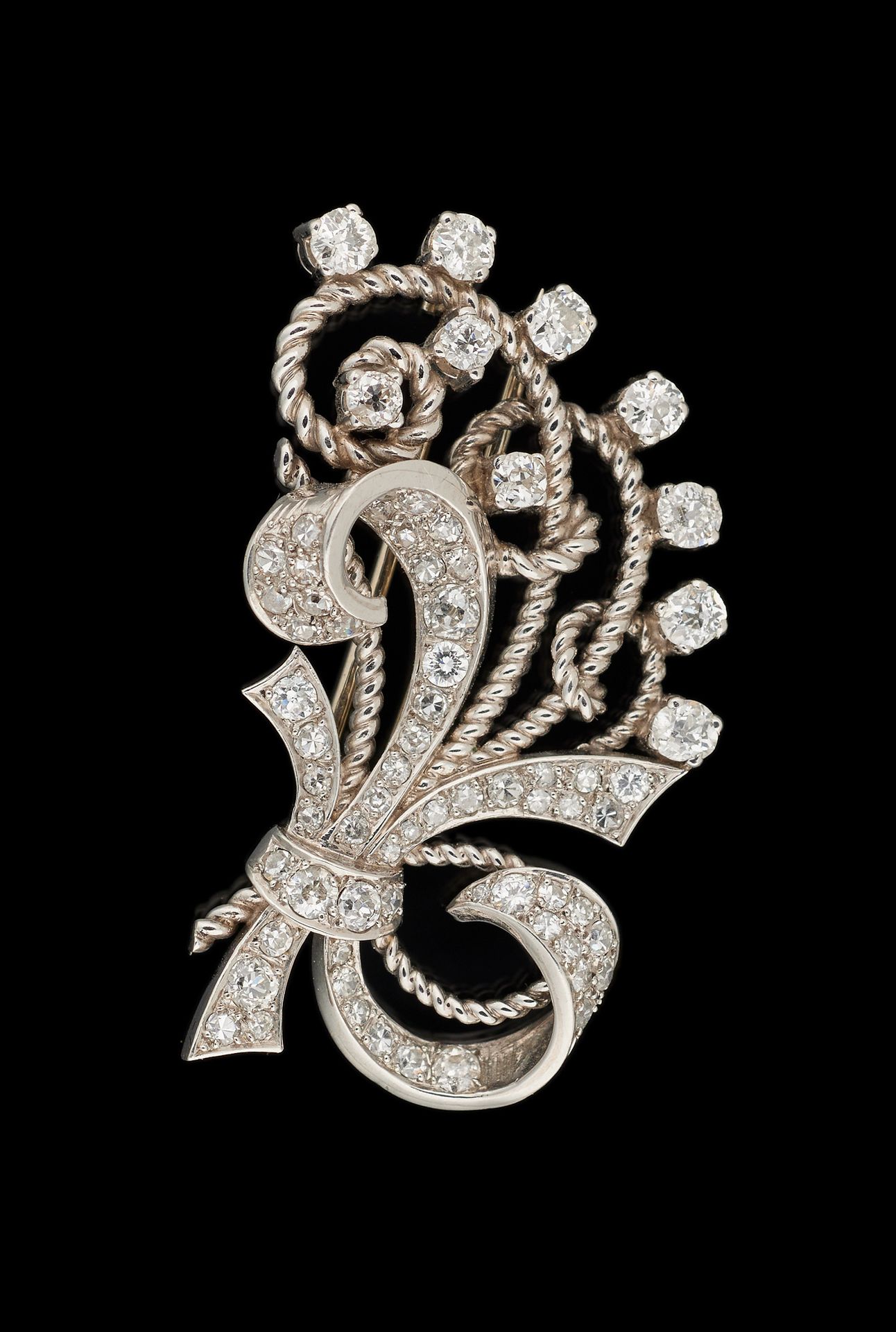 Joaillerie. 珠宝：铂金和白金胸针，镶有+/- 2.60克拉明亮式切割钻石。

尺寸：2,7 x 4,6厘米。
